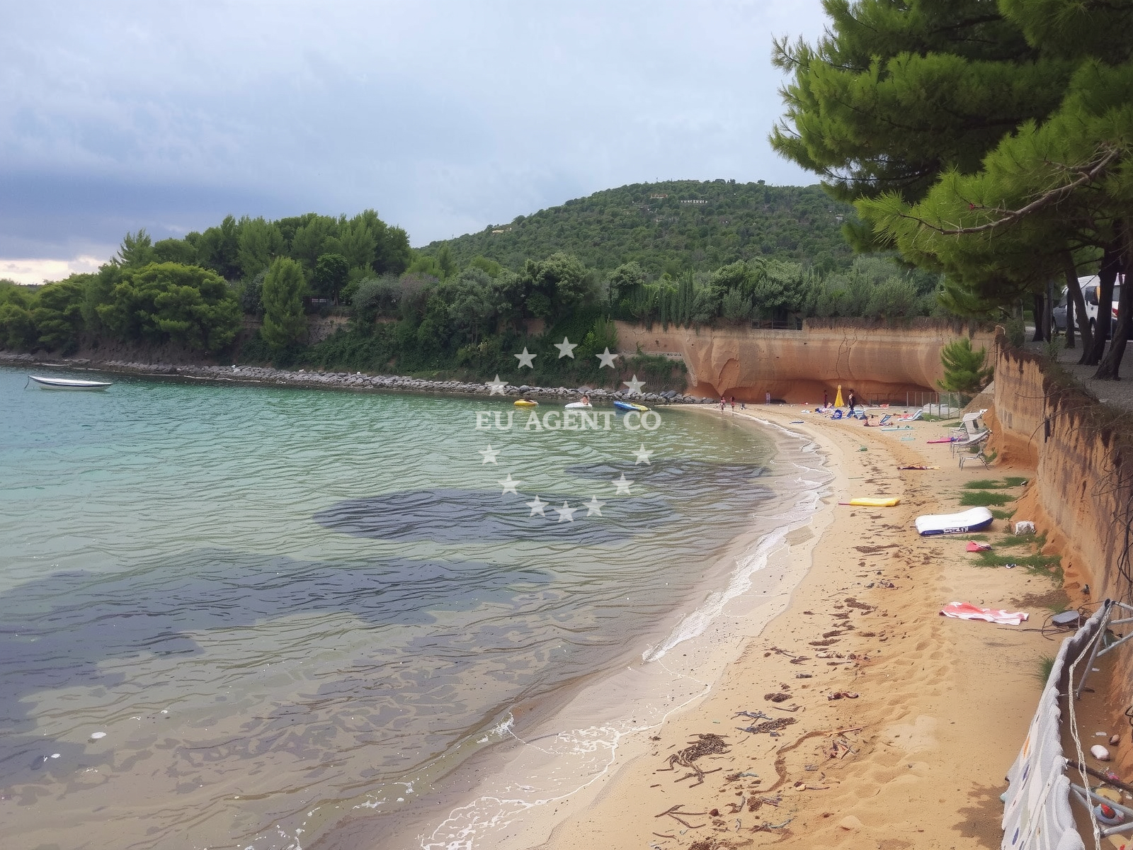 Beach facilities and surroundings at Sovinje beach in Glavičine 44, Tkon