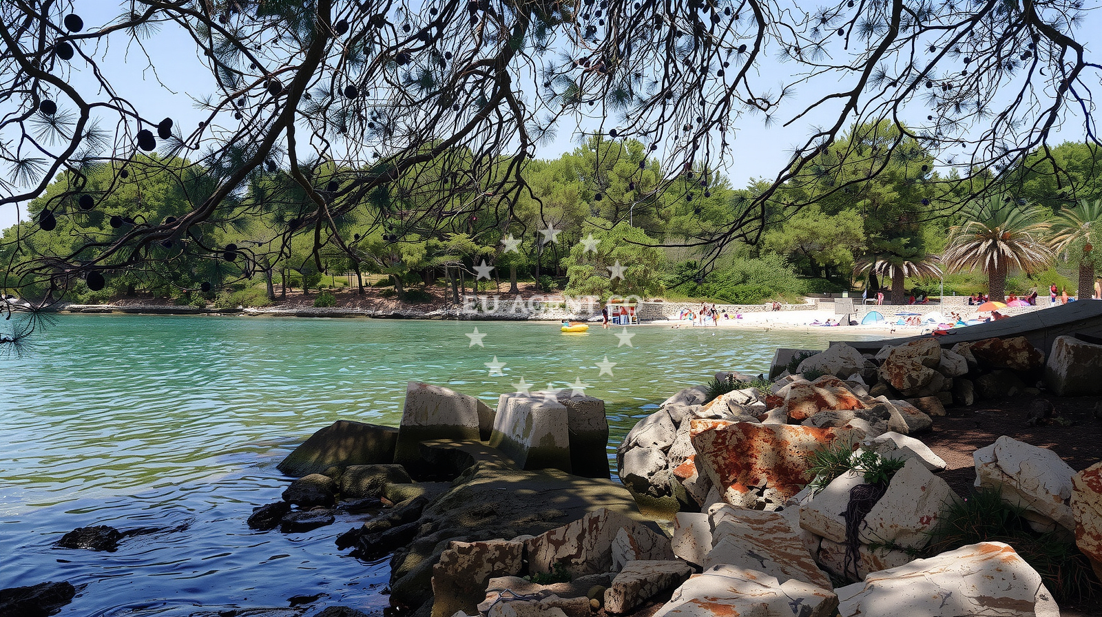 Beach facilities and surroundings at Stari Grad beach in Naselje Helios 5, Stari Grad