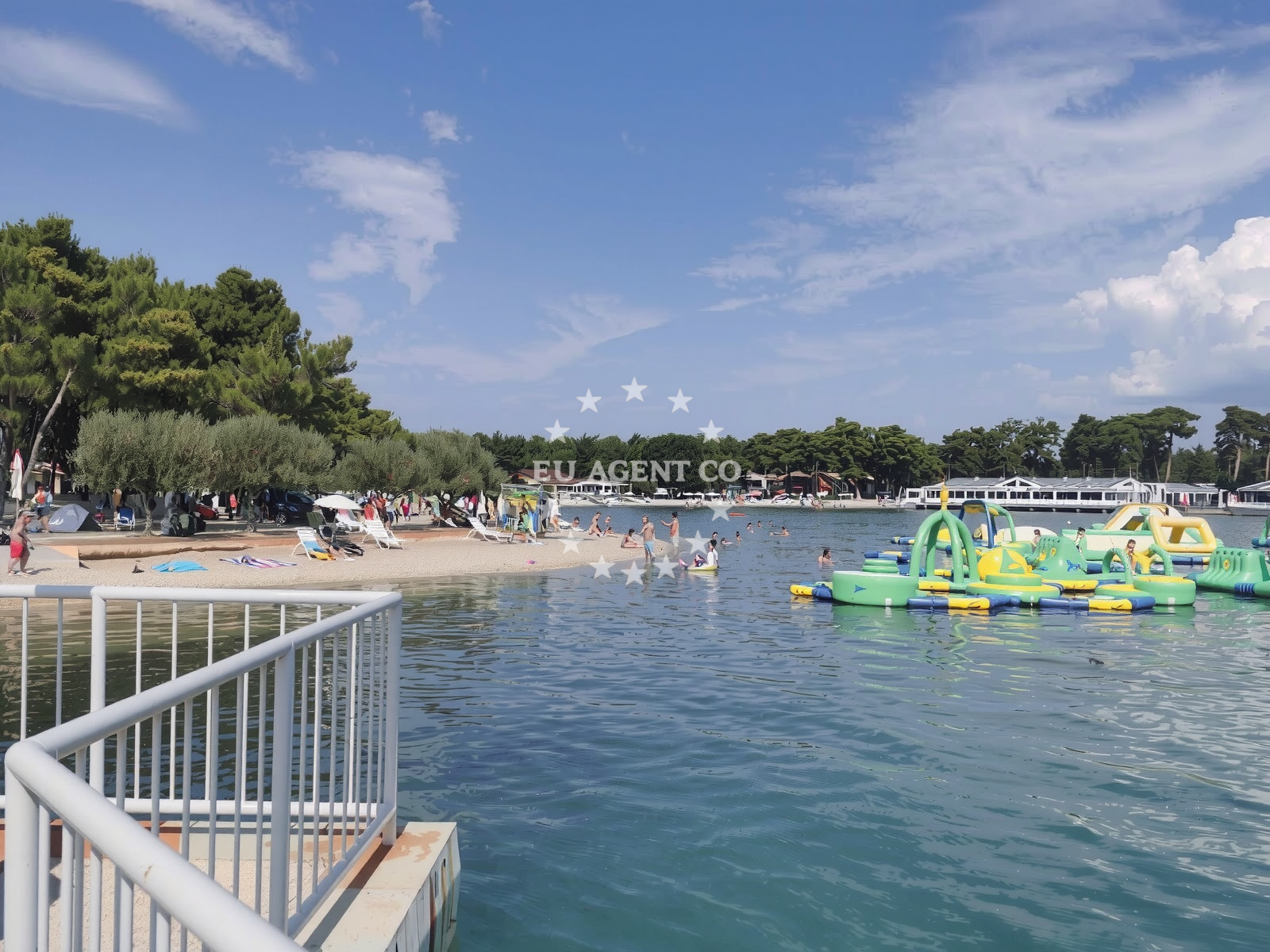 Beach facilities and surroundings at Stella Maris Plaza in Stella Maris 8a, Umag