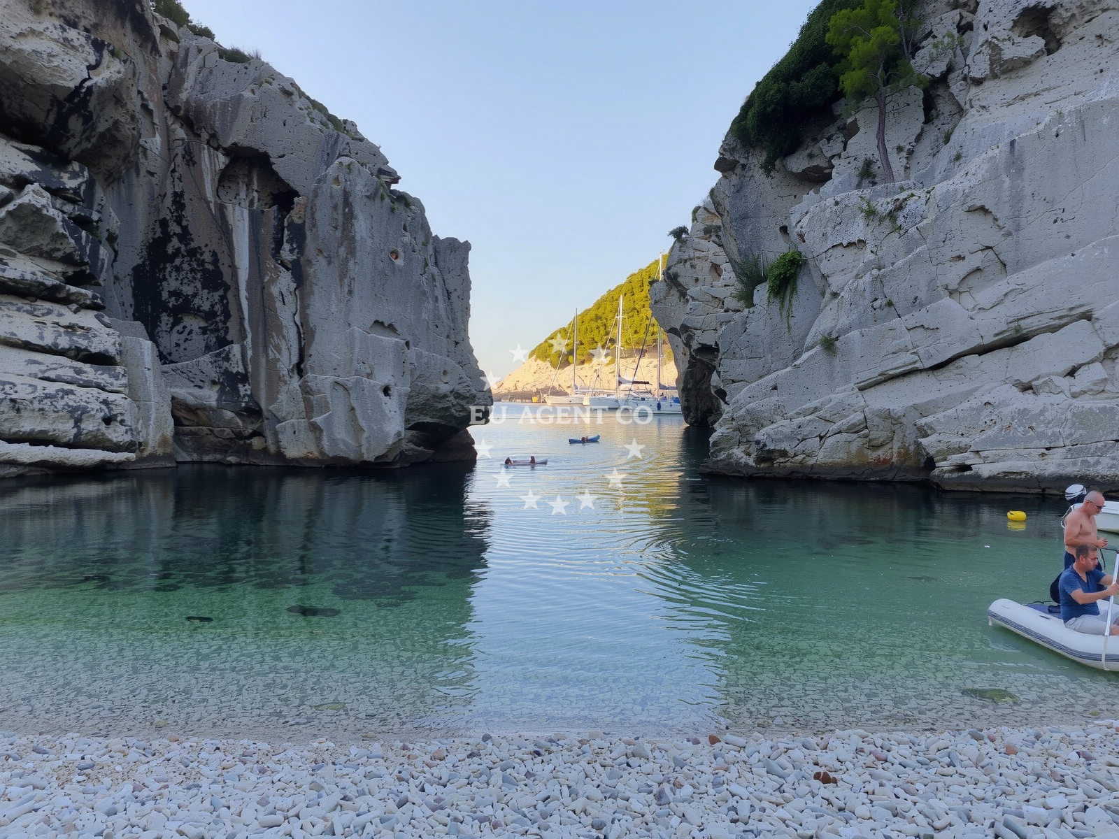 Beach facilities and surroundings at Stiniva Beach in Žužeca 5, Vis