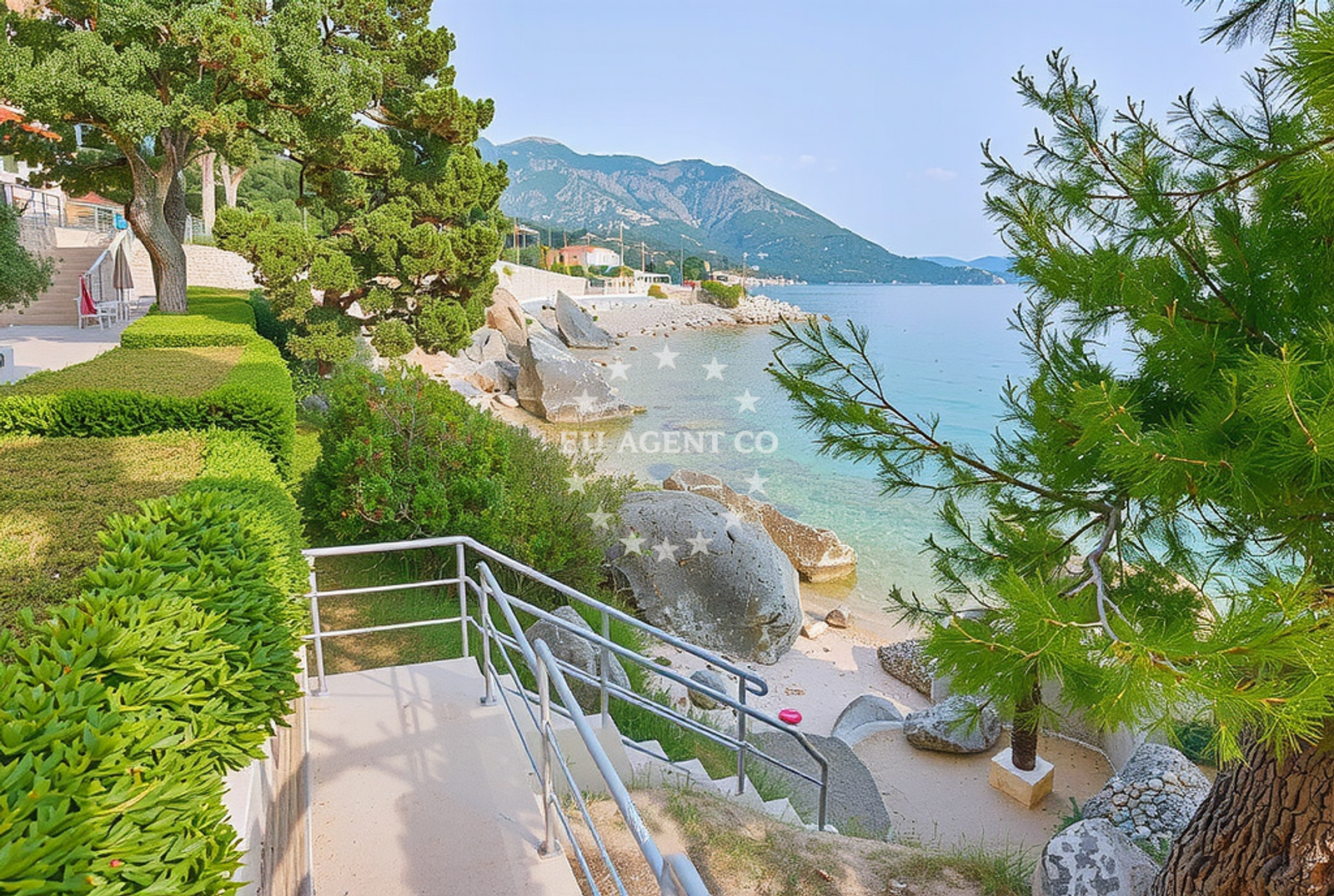 Shoreline and swimming area at Striježice sredina, Mlini Beach in Striježice sredina
