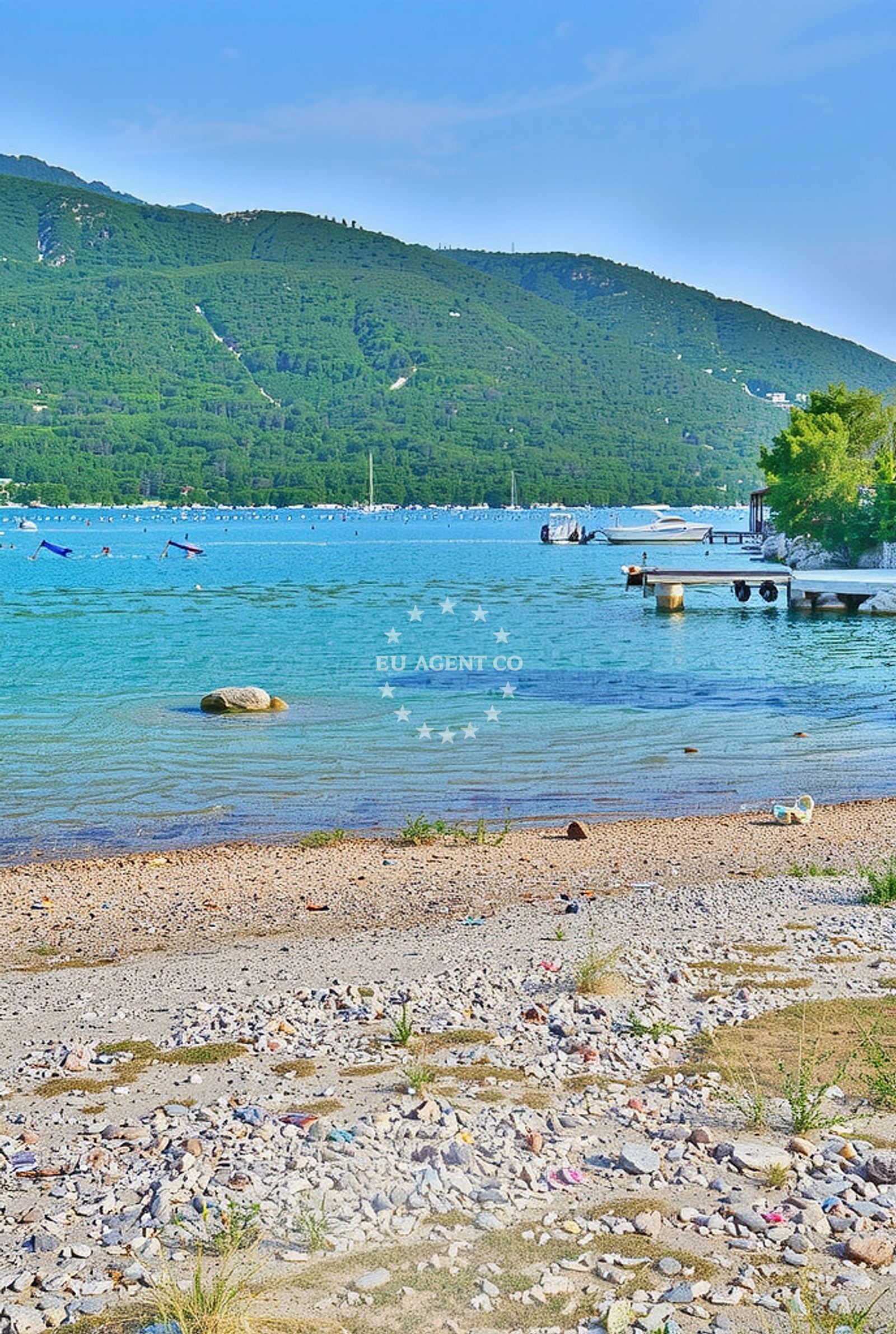 Beach facilities and surroundings at Stupa: beaches and coves (2) in Stupa