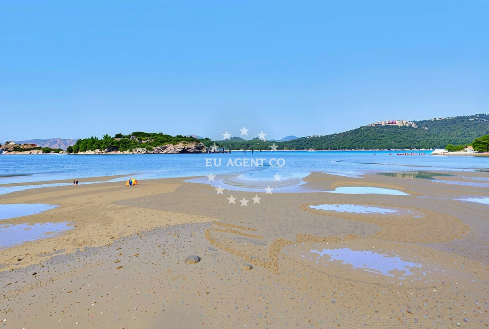 Beach facilities and surroundings at Sturič istok, Lopar (Rab) Beach in Sturič istok