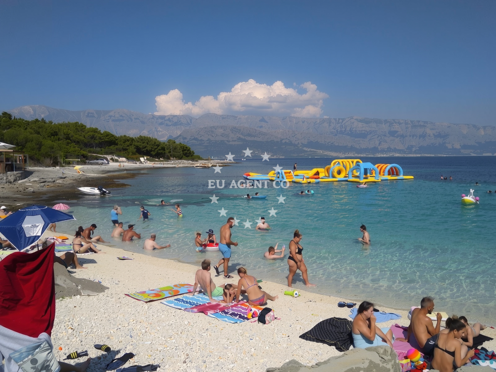 Beach facilities and surroundings at Sumartin beach in Put lanterne 10, Sumartin