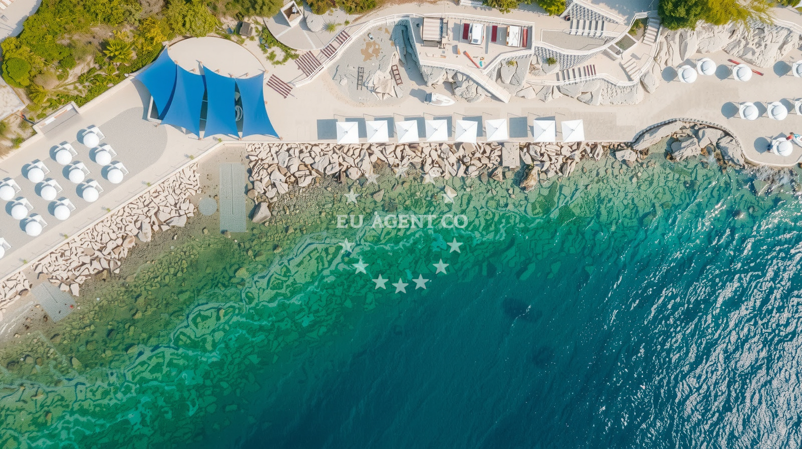 Beach facilities and surroundings at Sun Gardens beach