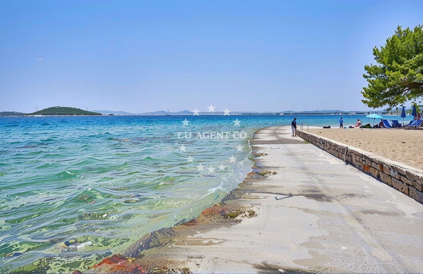 Shoreline and swimming area at Šutinova draga, Zlarin (Zlarin) Beach in Šutinova draga