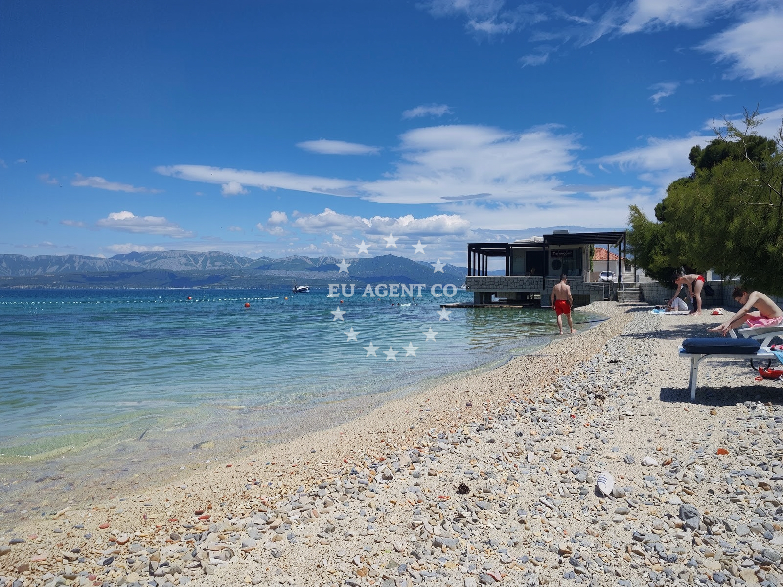 Beach facilities and surroundings at Sutivan Beach in Put Bistrice 2, Sutivan