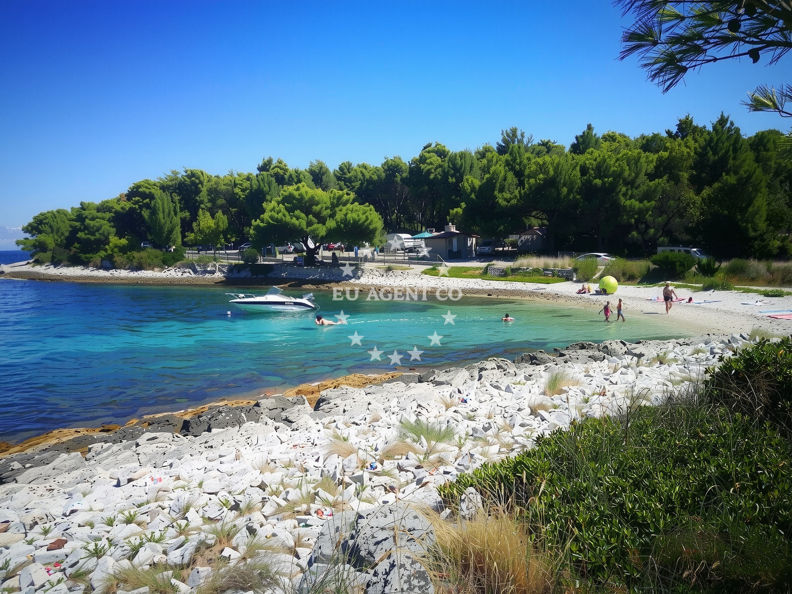 Overview of Sutivan II beach in Braće Ivanović Valerijev 17, Sutivan