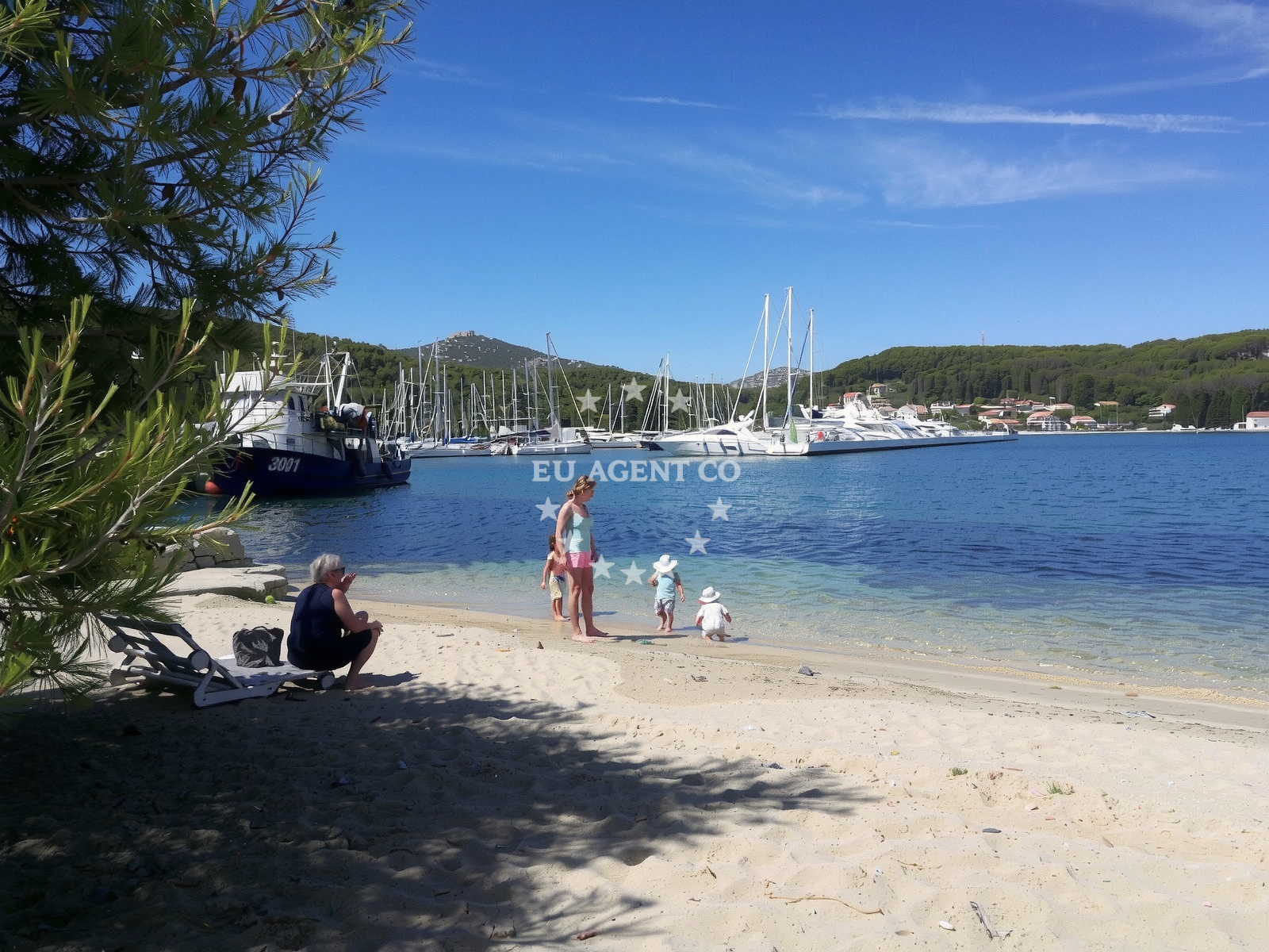 Shoreline and swimming area at Sutomiscica beach in Pantalonov prilaz 9, Poljana