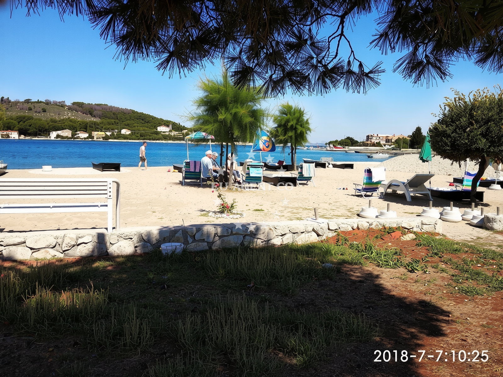 Beach facilities and surroundings at Sutomiscica beach in Pantalonov prilaz 9, Poljana