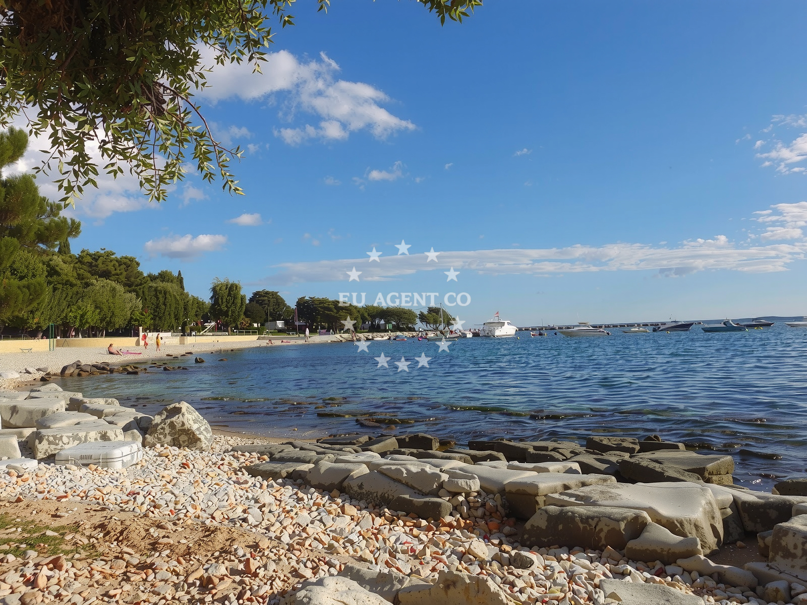 Shoreline and swimming area at Sv. Jakov beach in San Pol 1, Bale