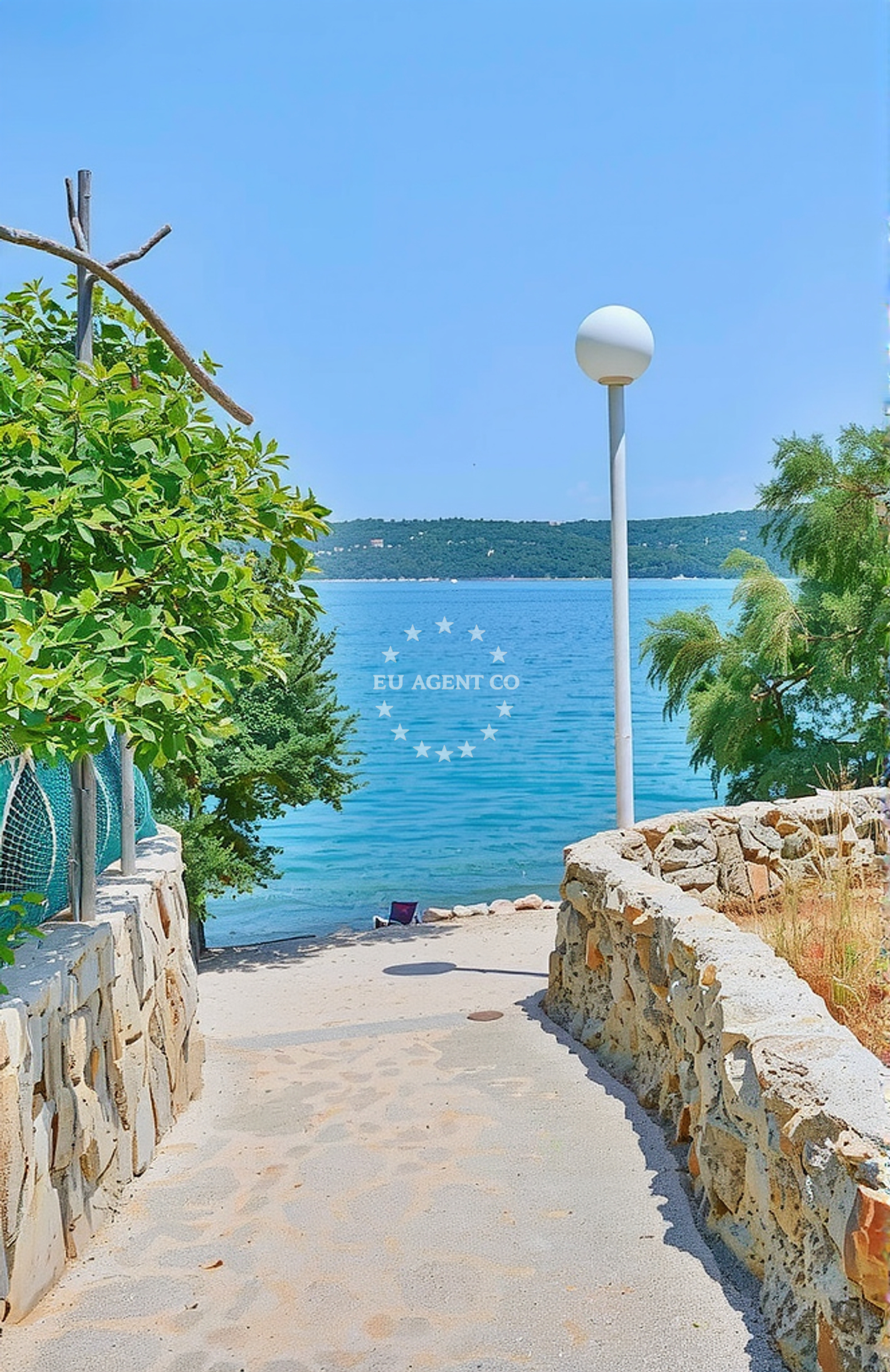 Shoreline and swimming area at Tanko, Rava (Rava) in Tanko