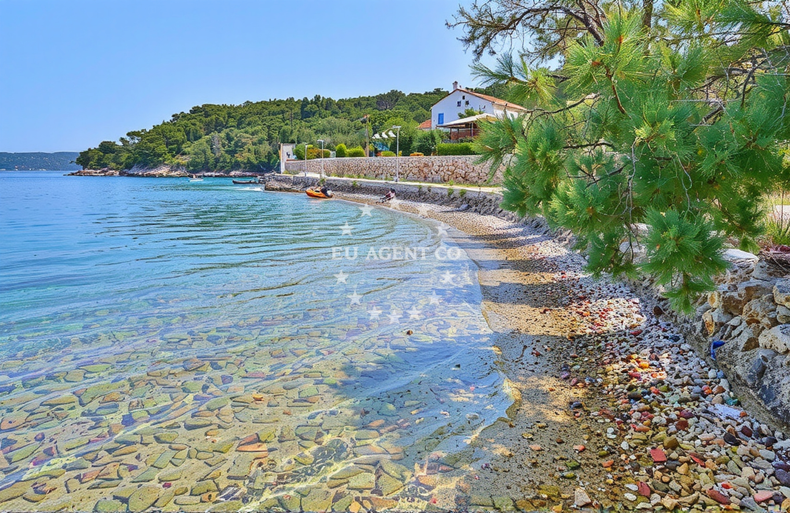 Beach facilities and surroundings at Tanko, Rava (Rava) in Tanko