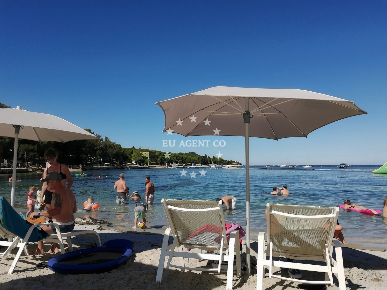 Shoreline and swimming area at Tar beach in Lanterna 15, Poreč