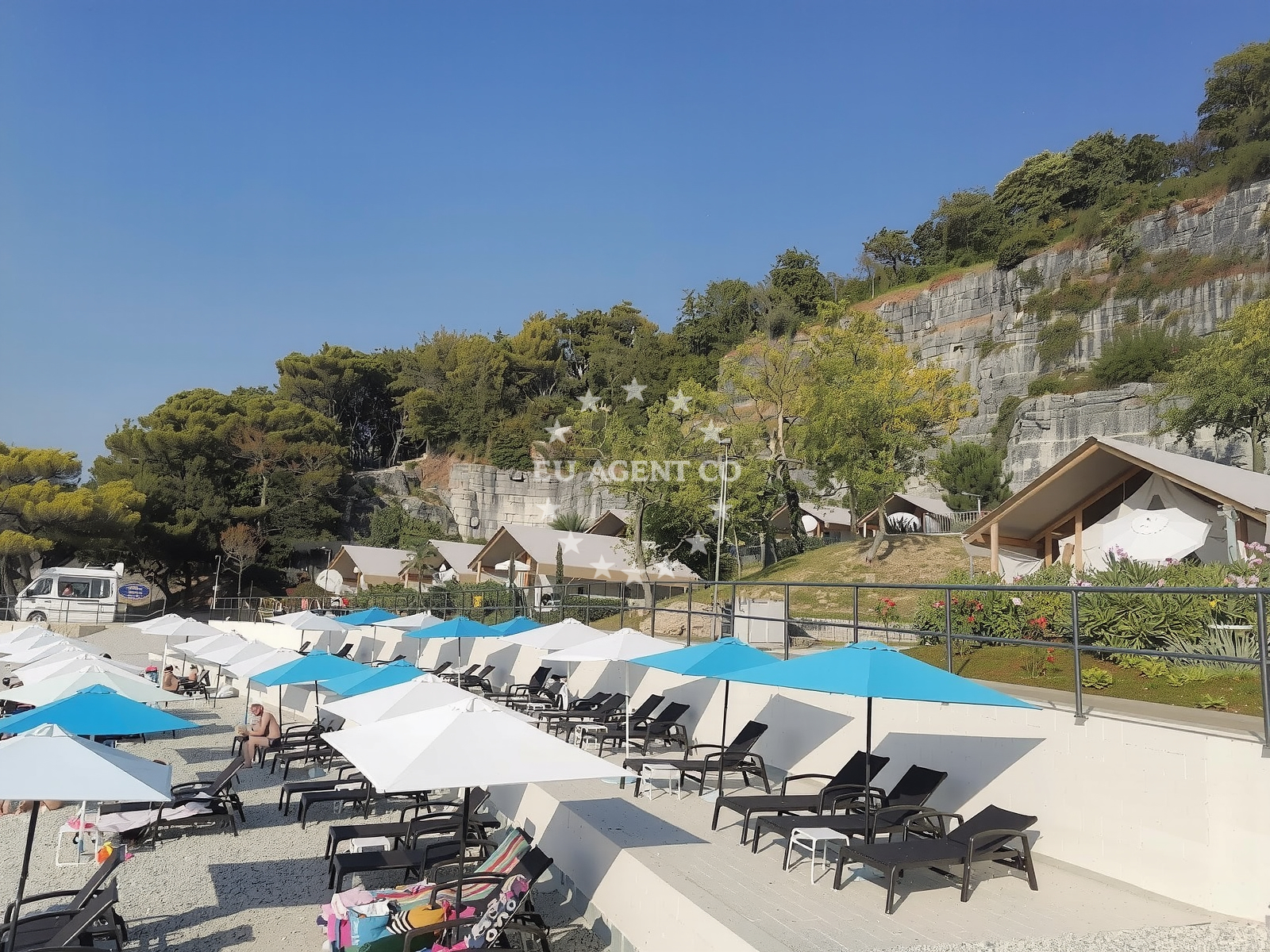 Shoreline and swimming area at Tarska vala beach in Lanterna 1, Poreč