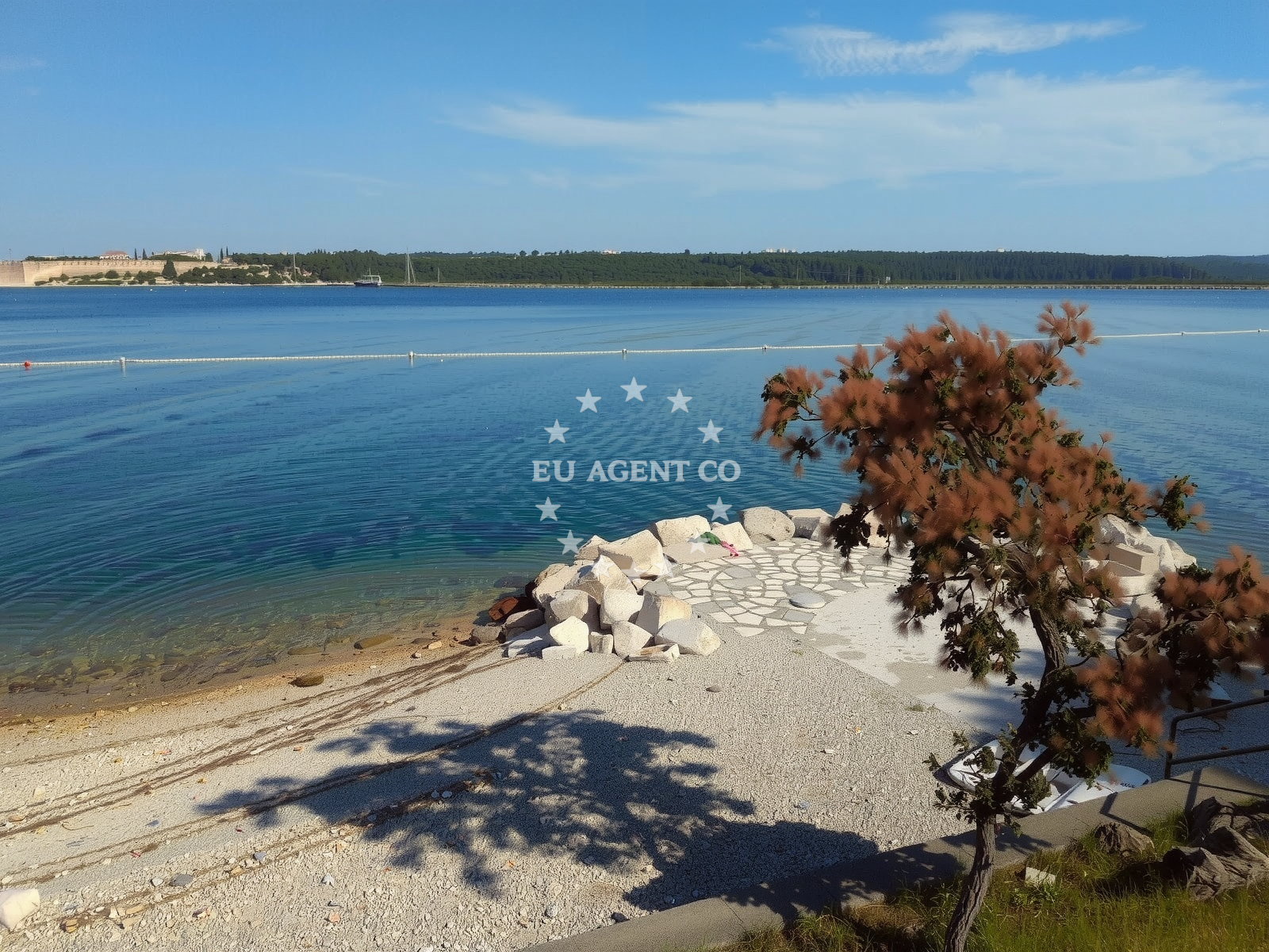 Beach facilities and surroundings at Tarska vala beach in Lanterna 1, Poreč