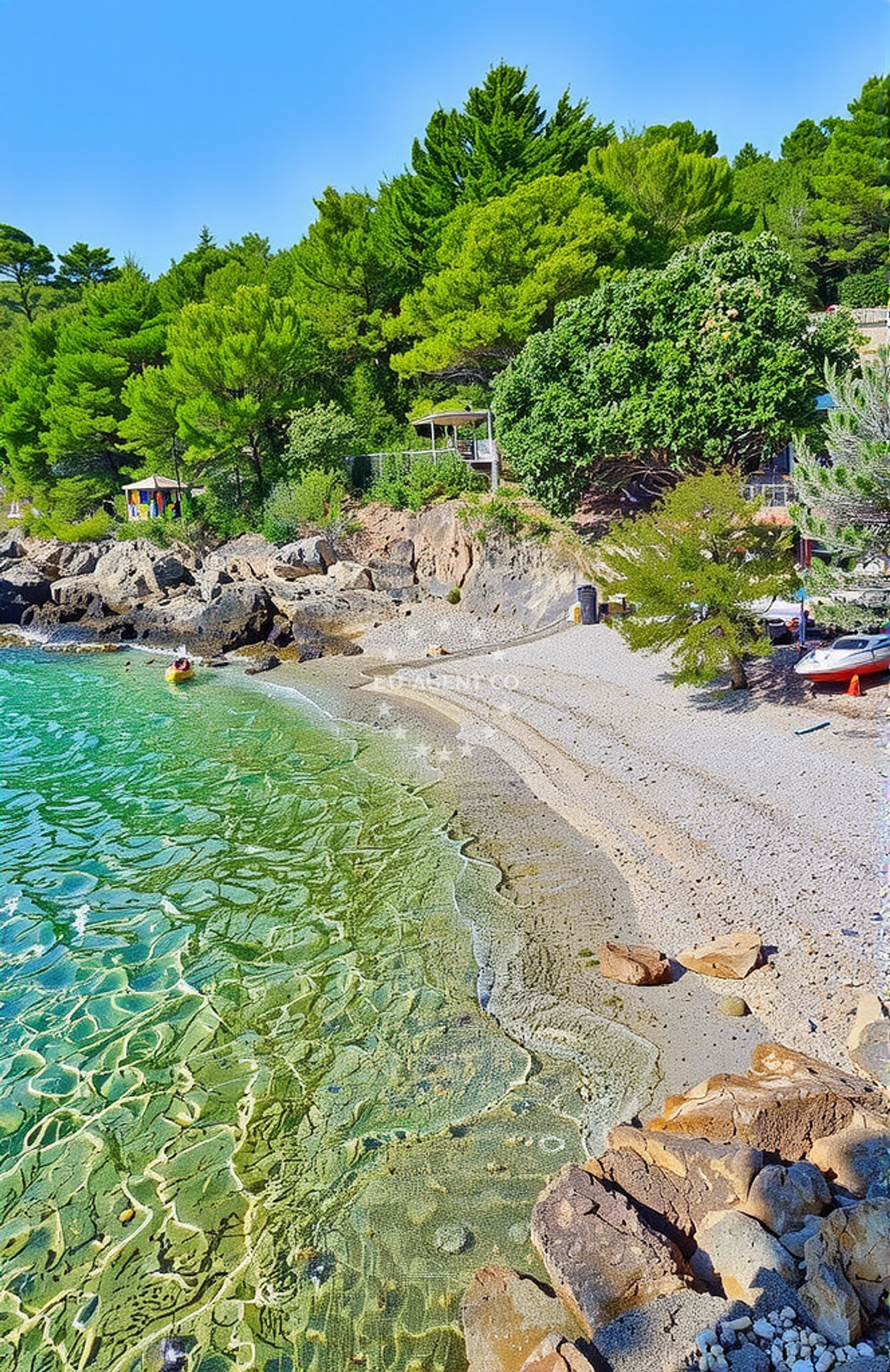 Beach facilities and surroundings at Torac II beach