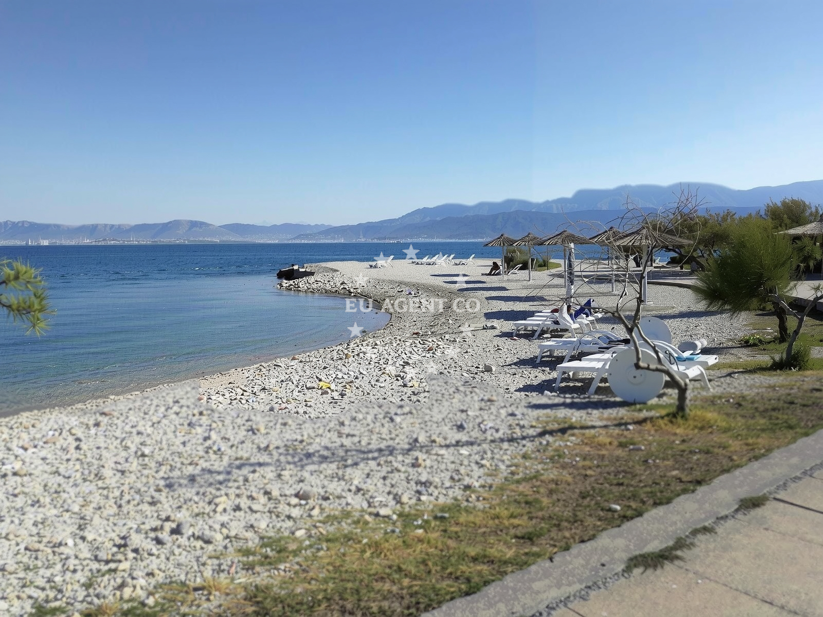 Beach facilities and surroundings at Tri Mosta II beach in Ivana Gorana Kovacica 20a, Supetar