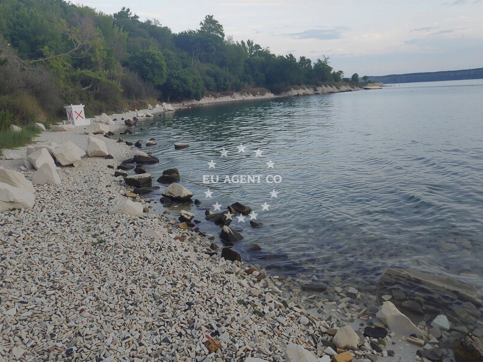 Shoreline and swimming area at Trstena beach in 53 Ulica Havišće, Jadranovo