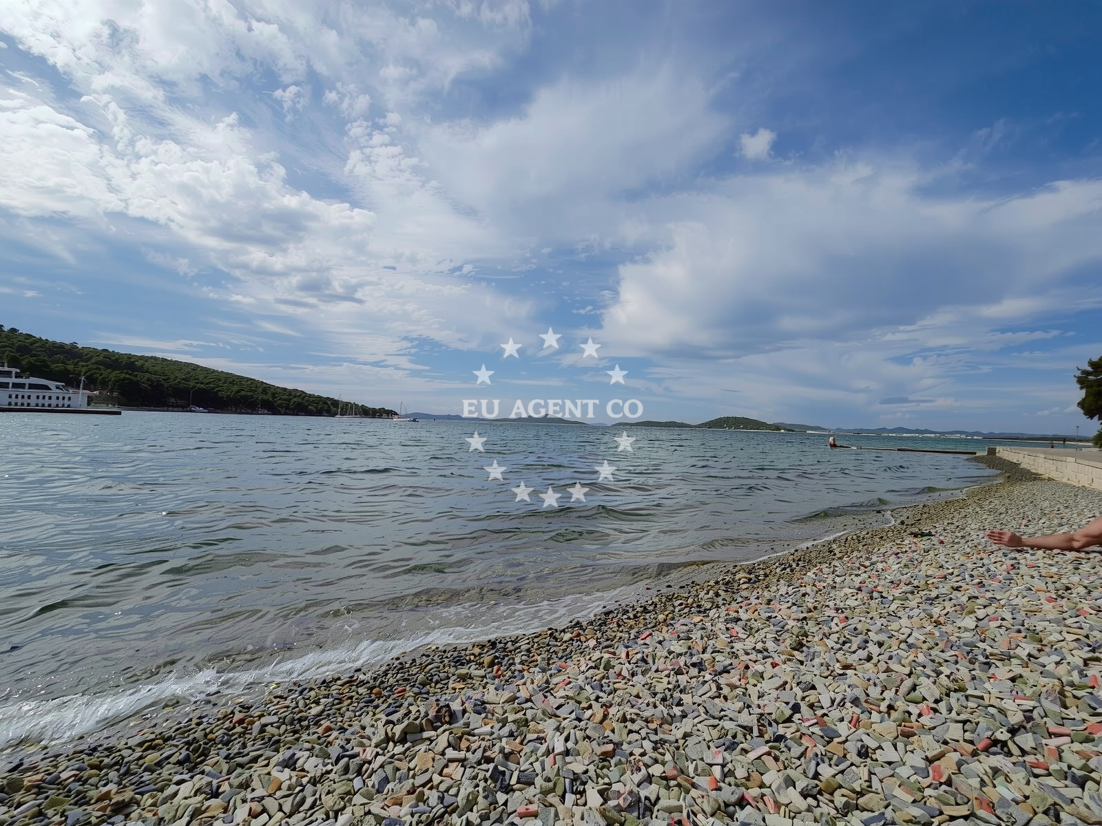 Beach facilities and surroundings at Trutin Beach in Put Re?kova 3, Zlarin