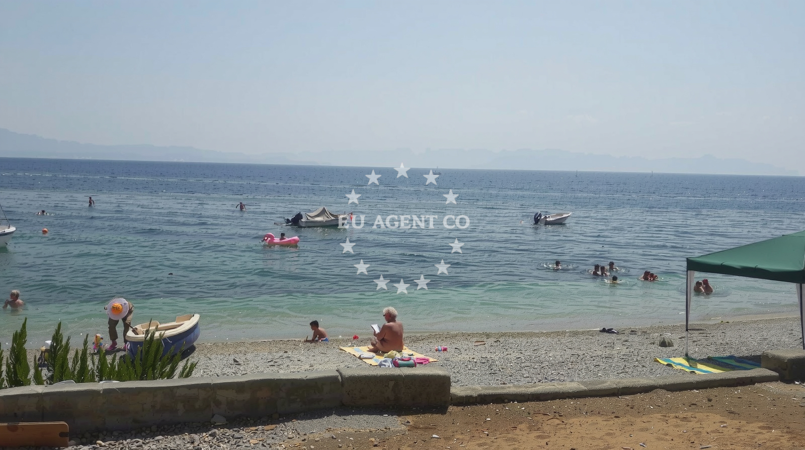 Beach facilities and surroundings at Tvrdni Dolac beach in Uvala Vela Lučica b.b., Gdinj