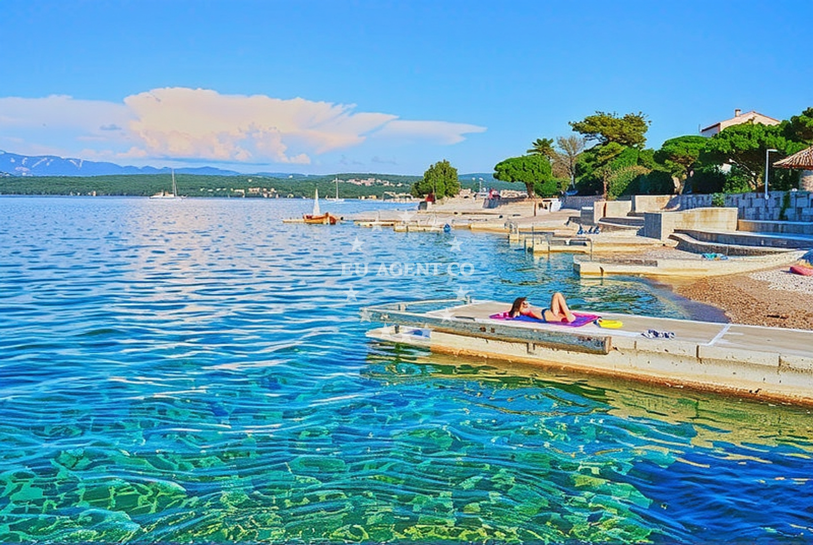 Additional view of Uhlic beach in Porat 185, Porat