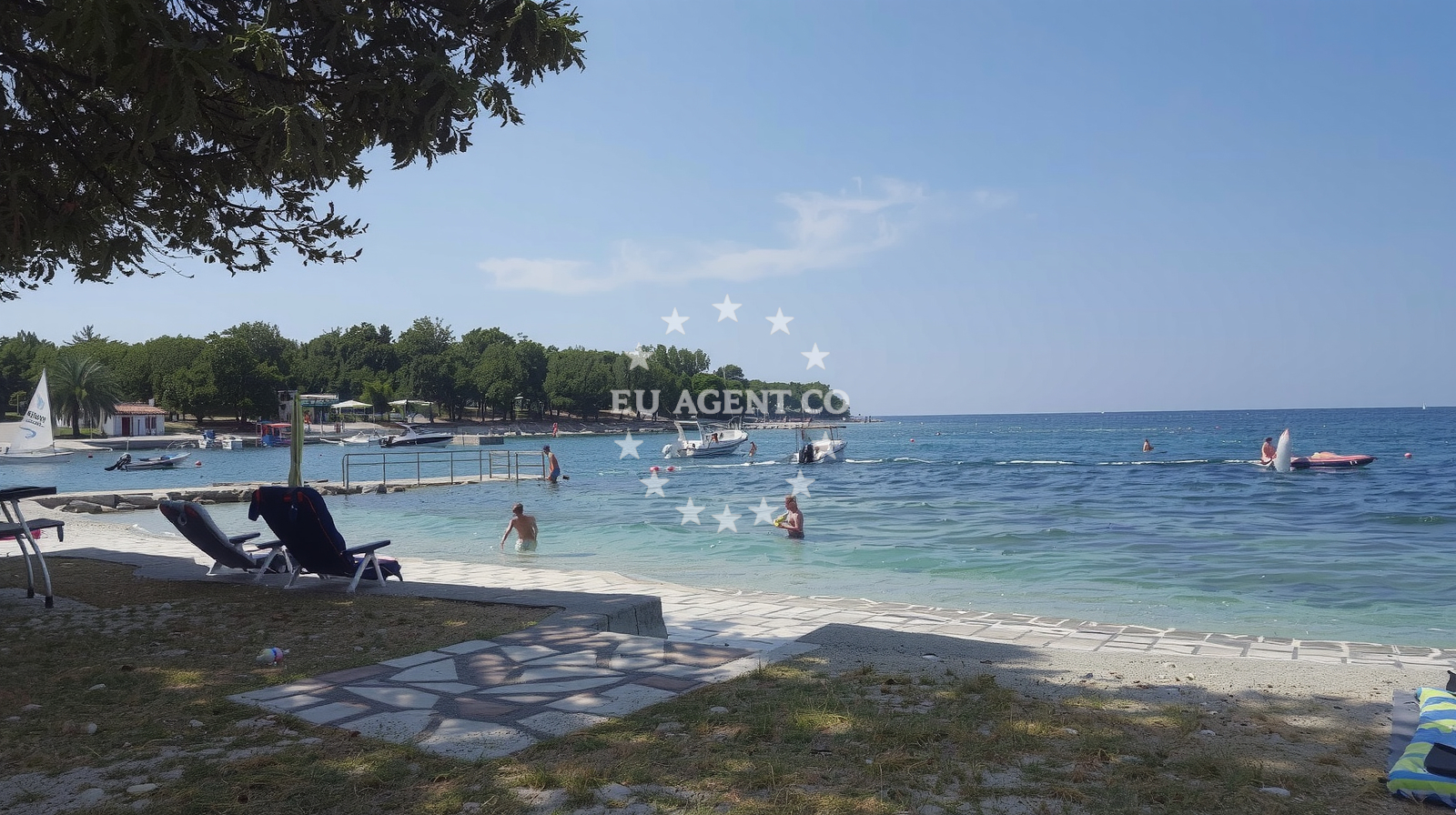 Shoreline and swimming area at Ulika beach in Červar bb, Poreč