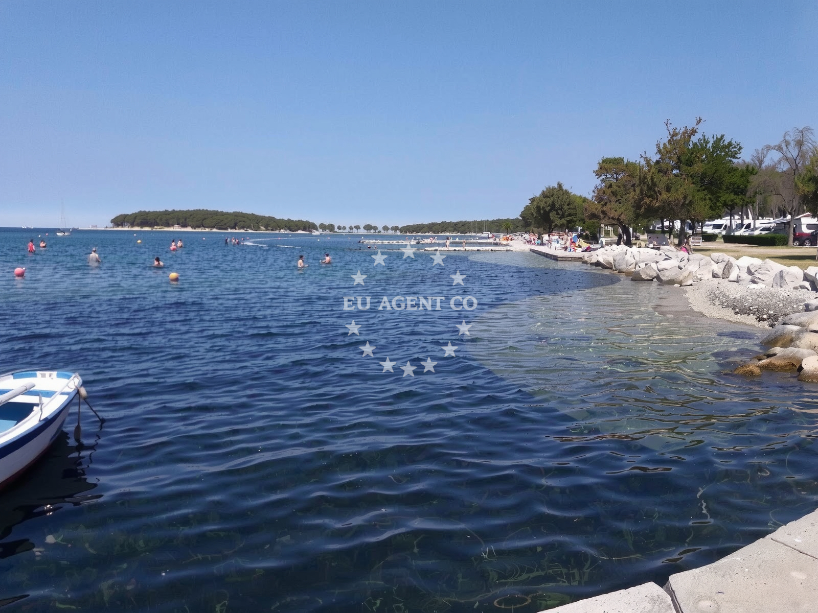 Beach facilities and surroundings at Ulika beach in Červar bb, Poreč
