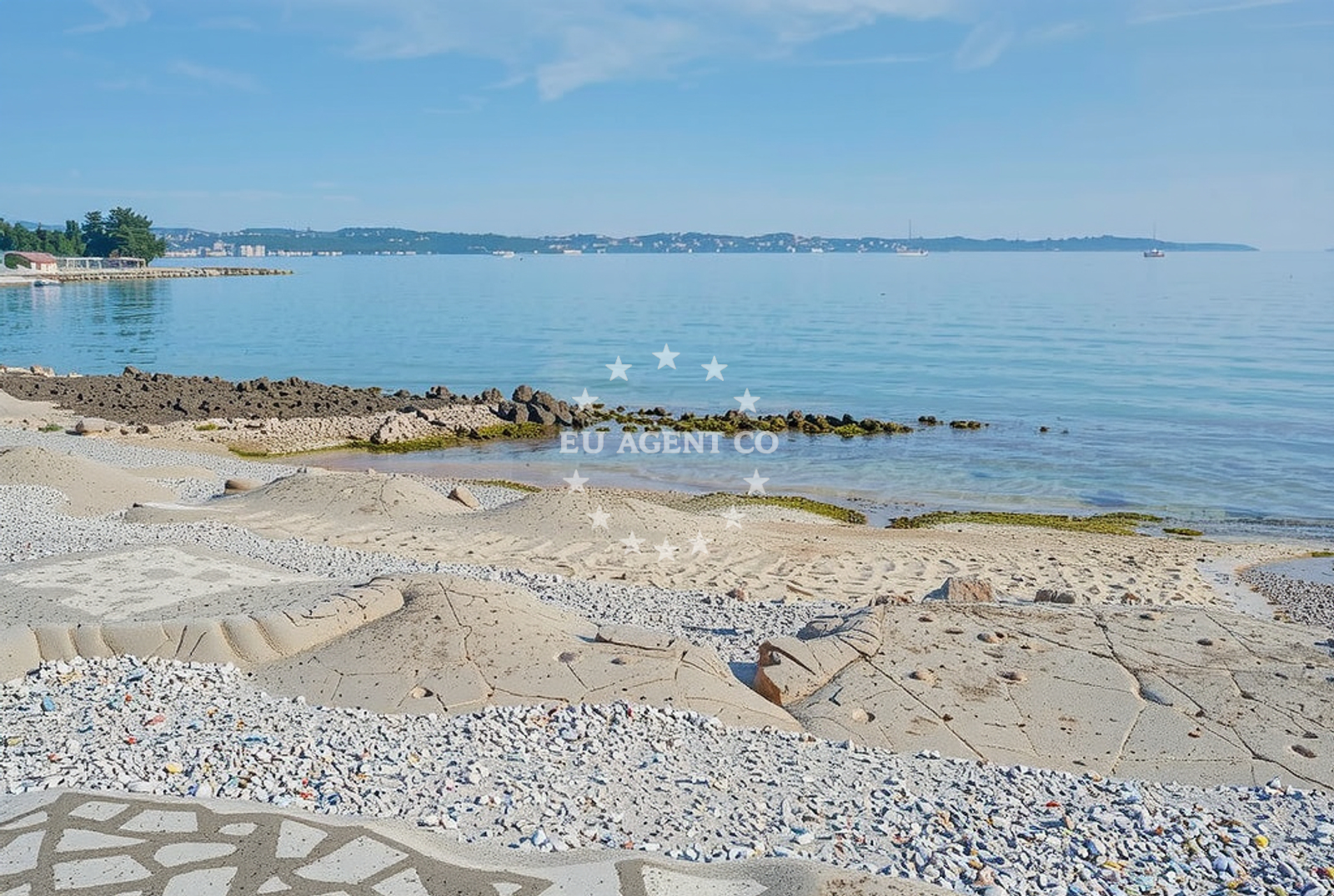 Shoreline and swimming area at Ulika jug, Červar in Ulika jug