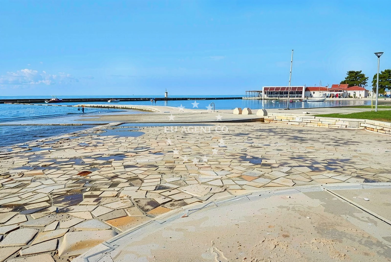 Beach facilities and surroundings at Umag: beaches and coves (7) in Umag