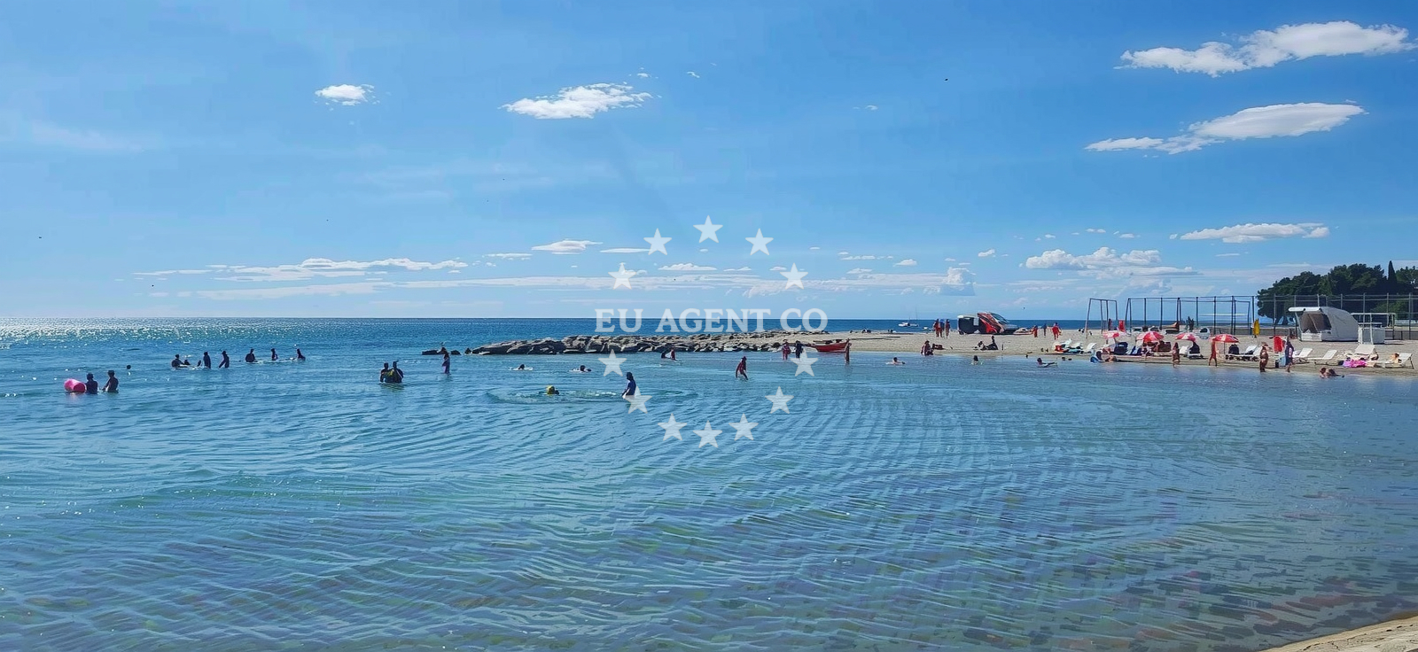 Overview of Umag Sand Beach in 12 Gian Rinalda Carlia, Umag