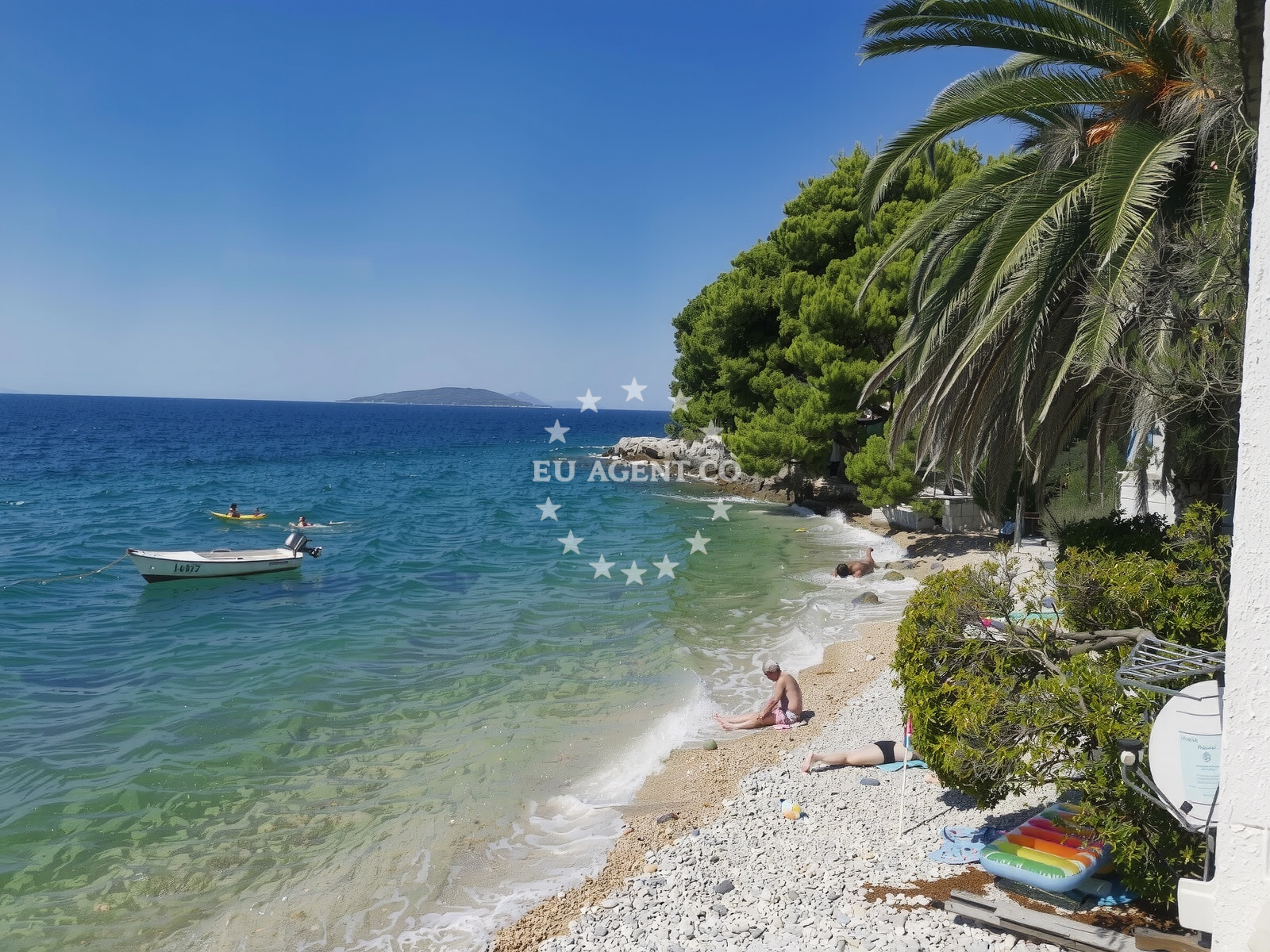 Shoreline and swimming area at Uvala Borova in Kapeć 6, Zaostrog