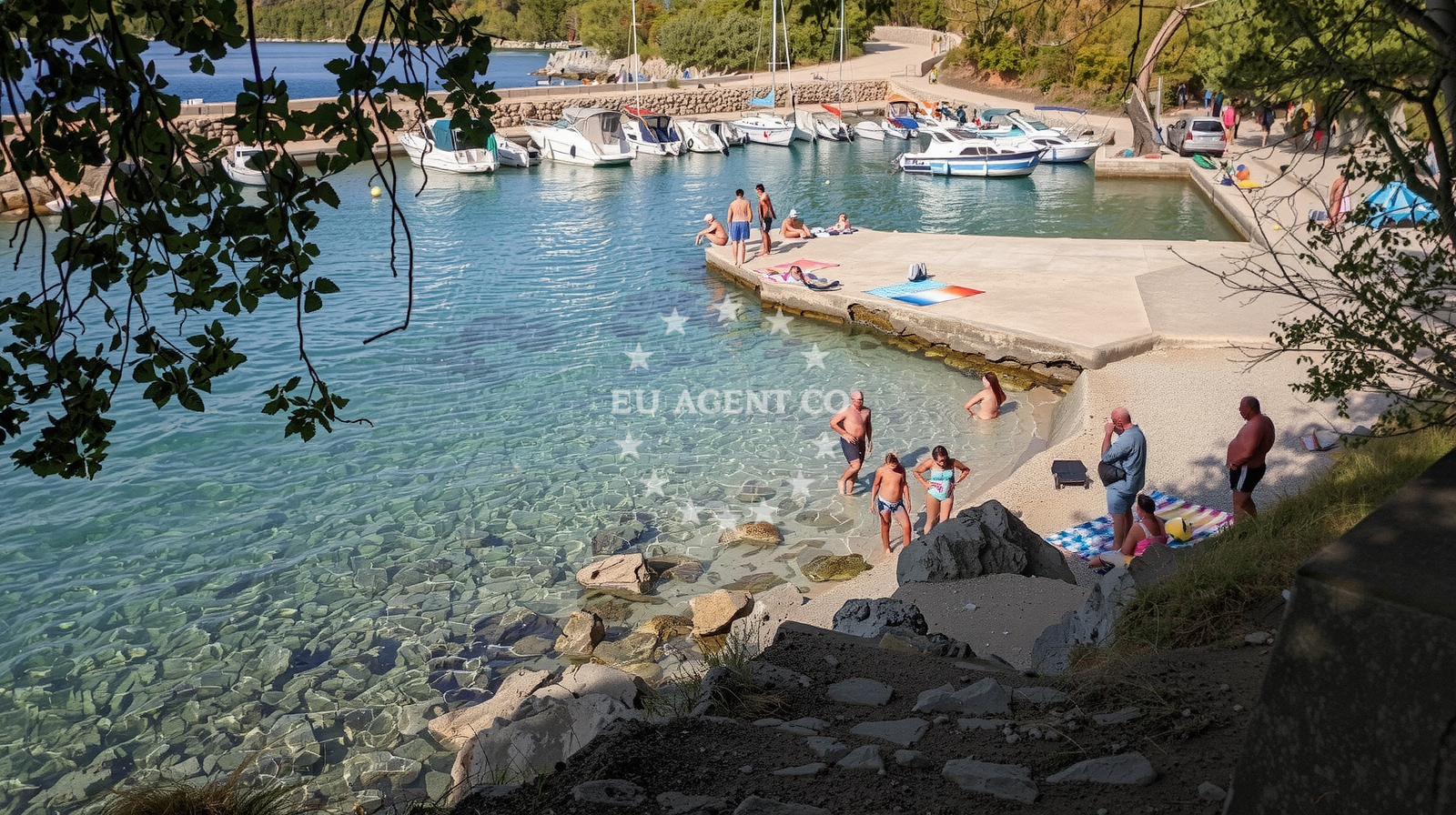 Shoreline and swimming area at Uvala Cavlena Beach in Milohnići 1A, Milohnići