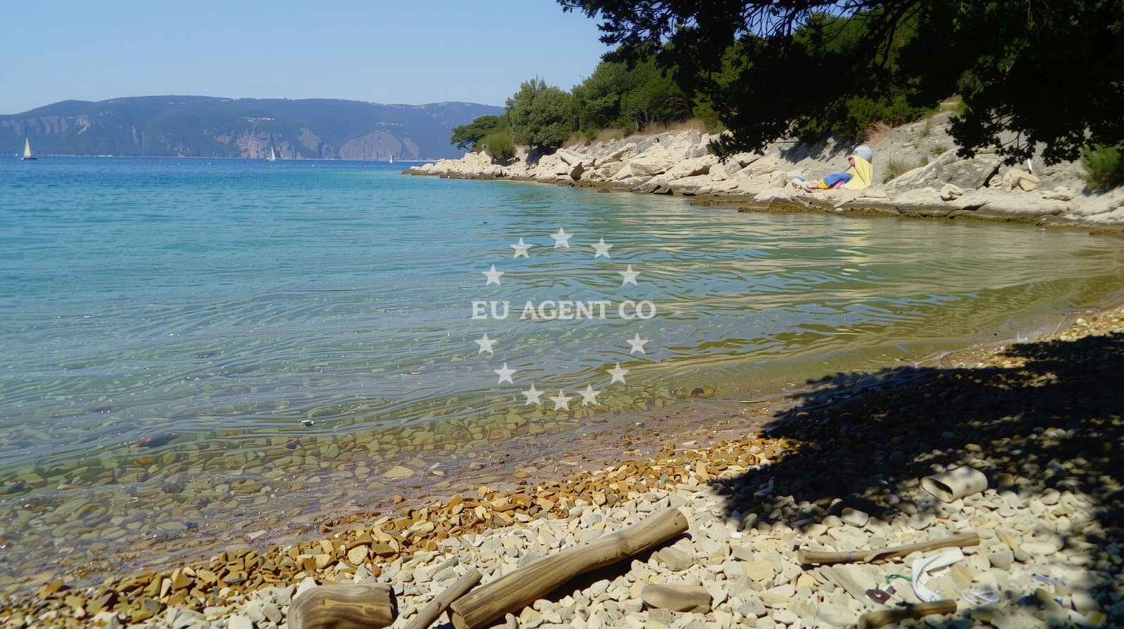 Beach facilities and surroundings at Uvala Grkmork in Potok 11, Pinezici