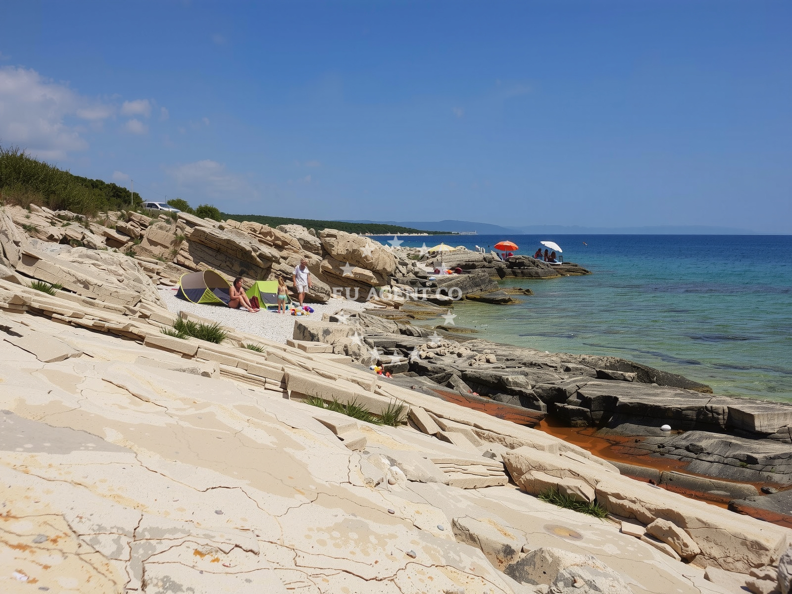 Beach facilities and surroundings at Uvala Mala Draga in palera 11, Ližnjan
