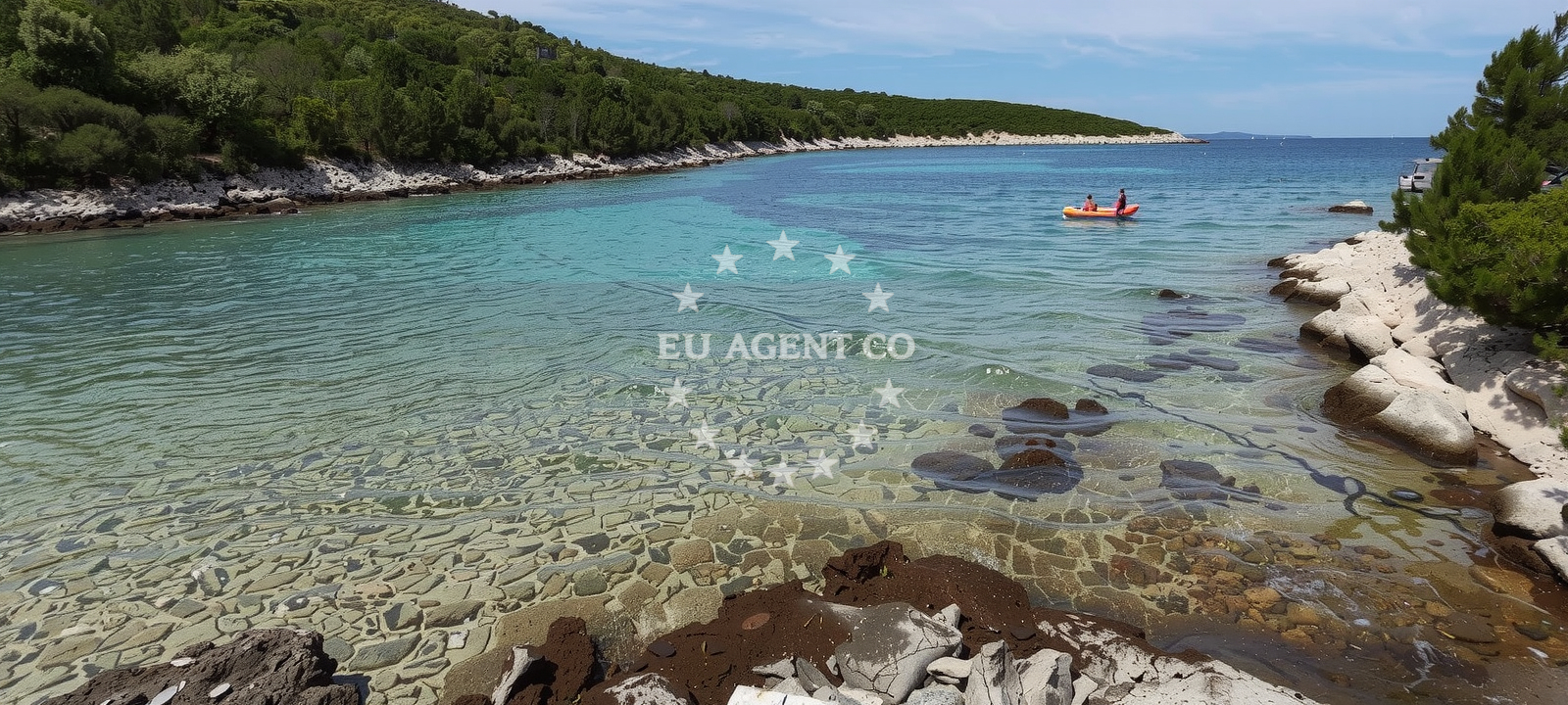 Beach facilities and surroundings at Uvala Mavrela in Otok Ist 44, Ist