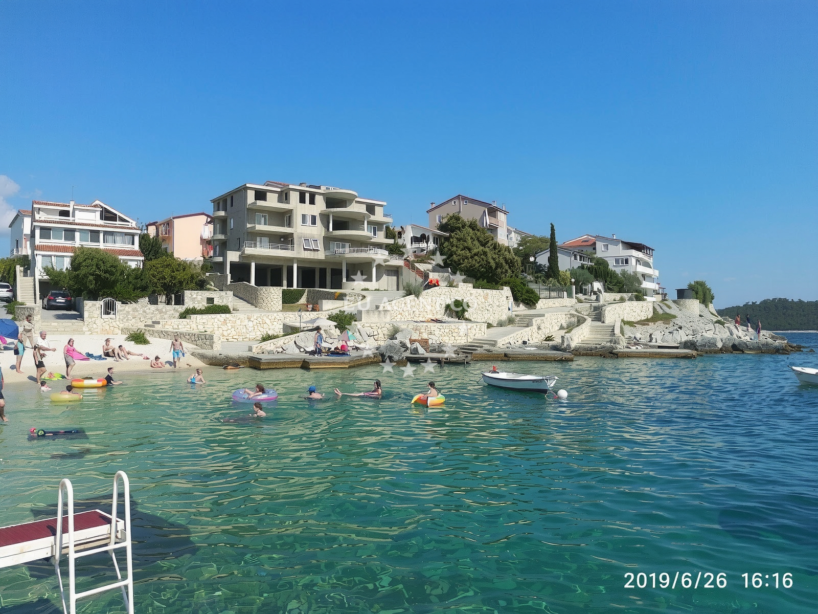 Beach facilities and surroundings at Uvala Ostrica in Oštrica Velika 21 2, Zaglavice