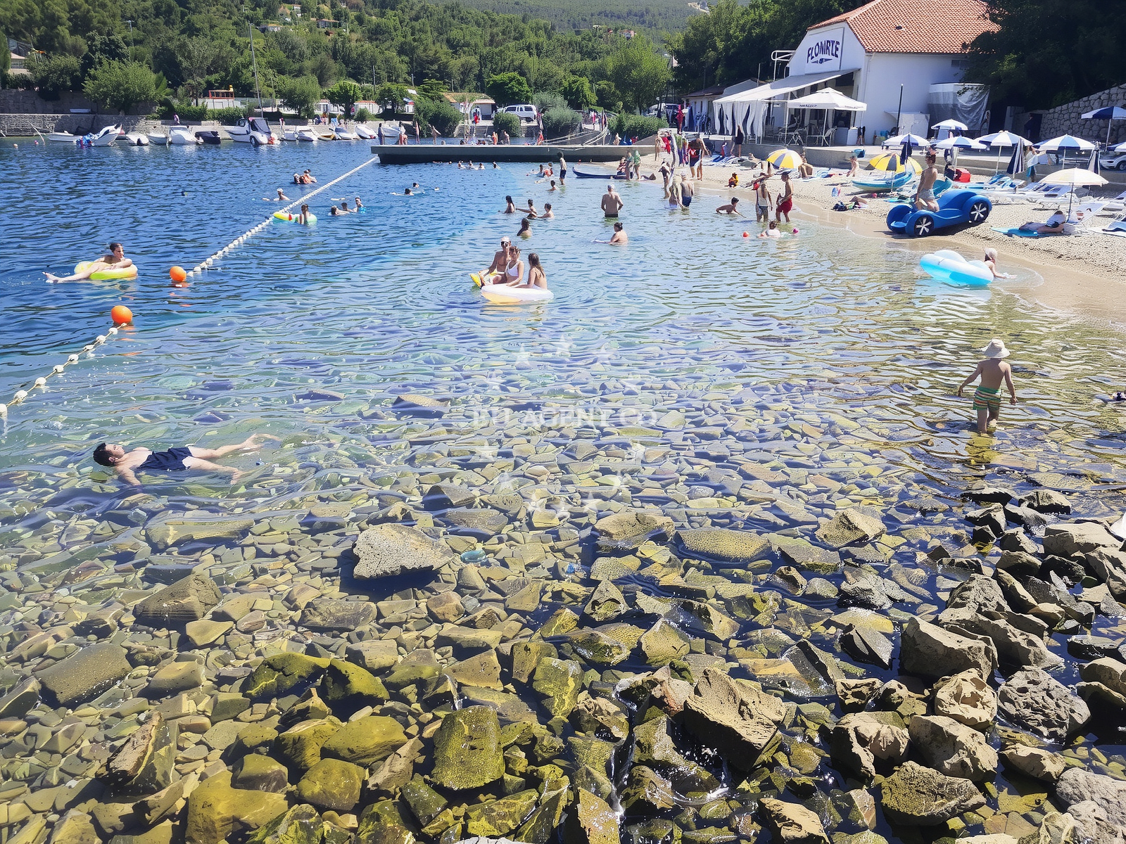 Beach facilities and surroundings at Uvala Slana in Matkino 5, Selce