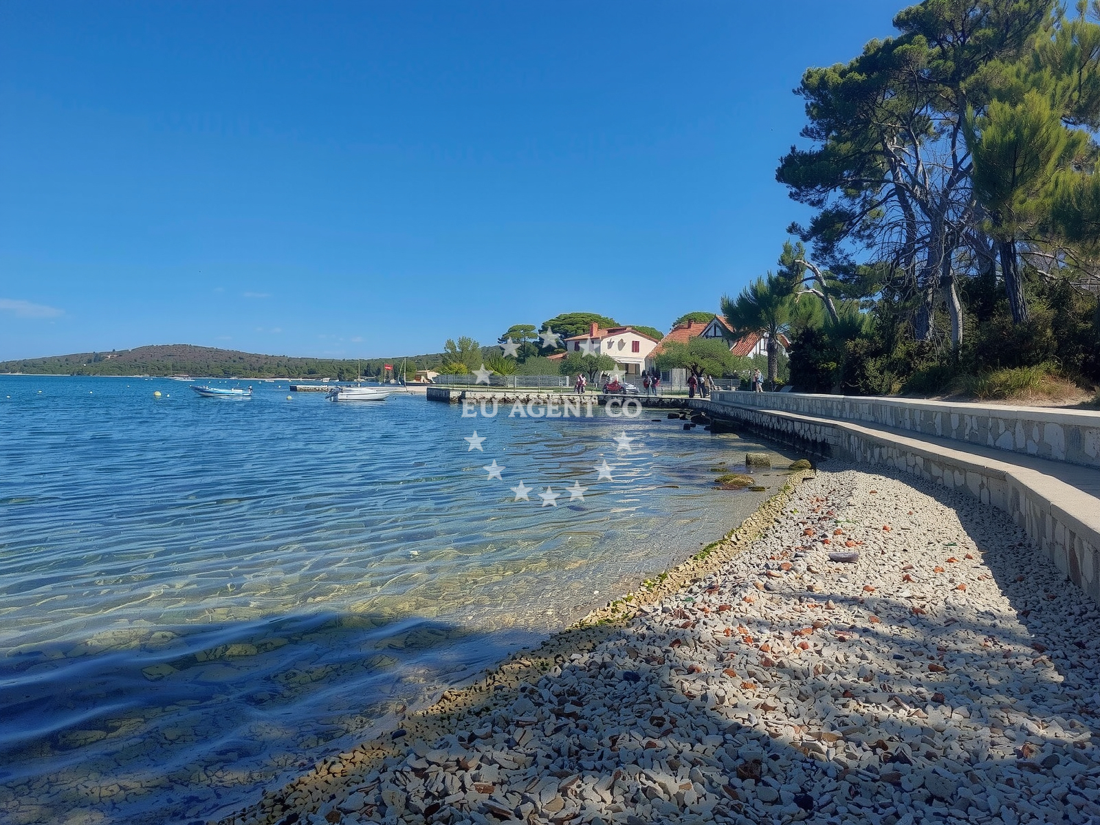 Beach facilities and surroundings at Uvala Zmorasnja Luka in Mulinska 10, Ugljan