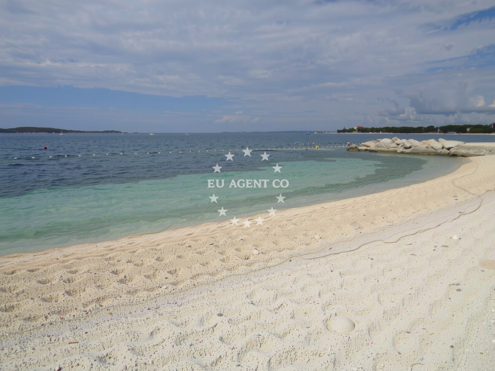 Beach facilities and surroundings at Valbandon beach in 116 Fažanska cesta, Fažana