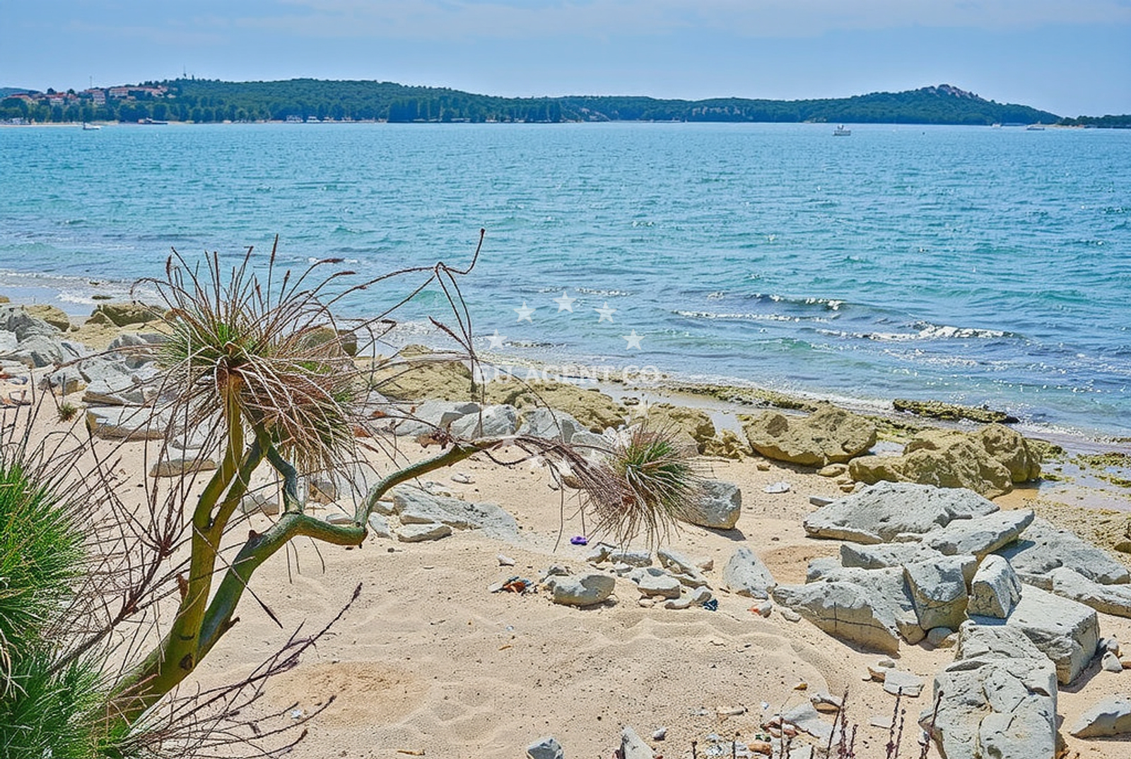 Beach facilities and surroundings at Valbandon: beaches and coves (5) in Valbandon