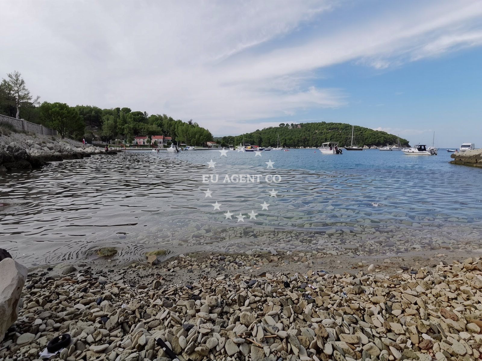 Beach facilities and surroundings at Valdarke Dog Beach in Bukovica 16, Mali Lošinj