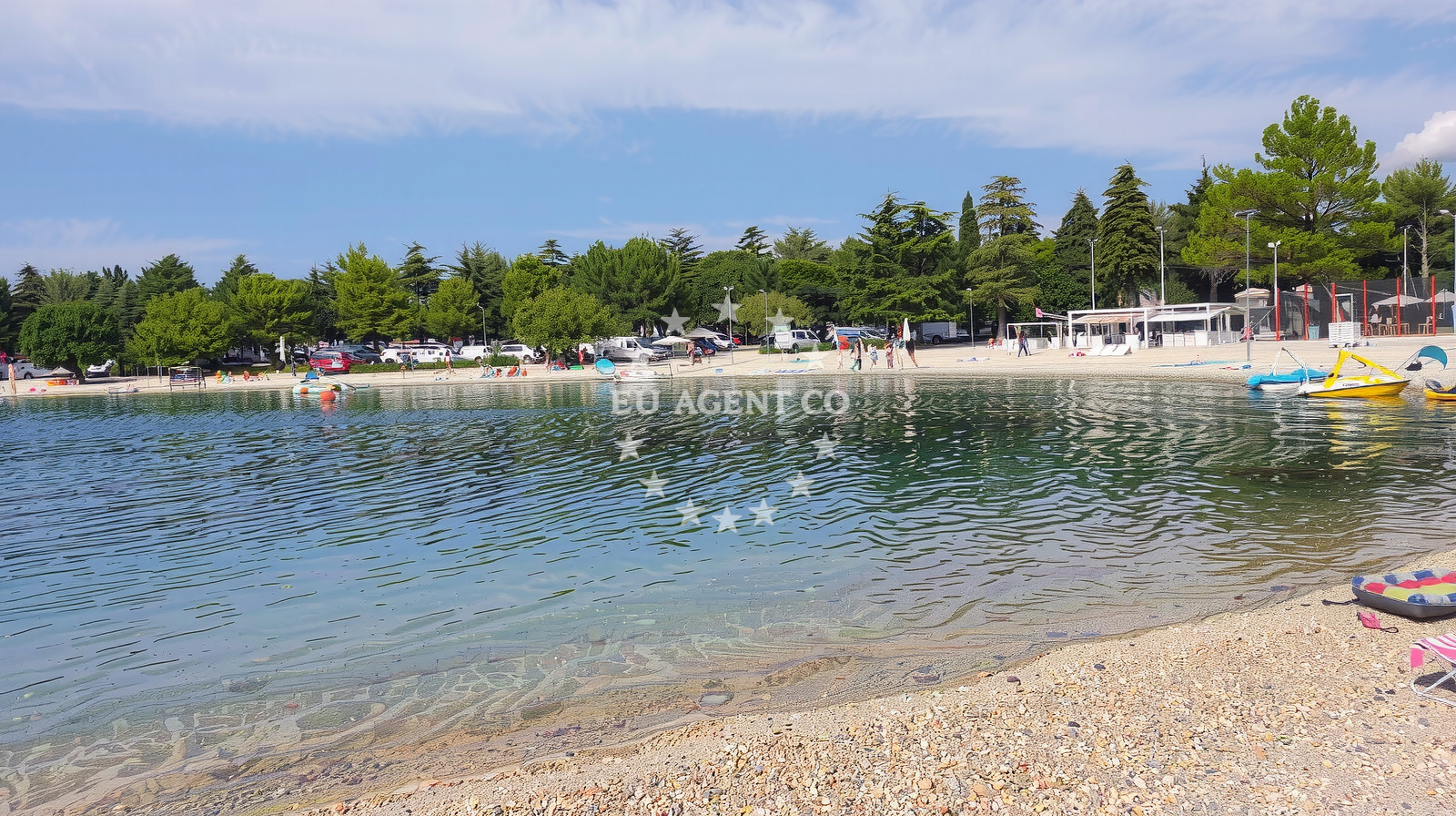 Beach facilities and surroundings at Valkanela beach in Valkanela 6, Funtana