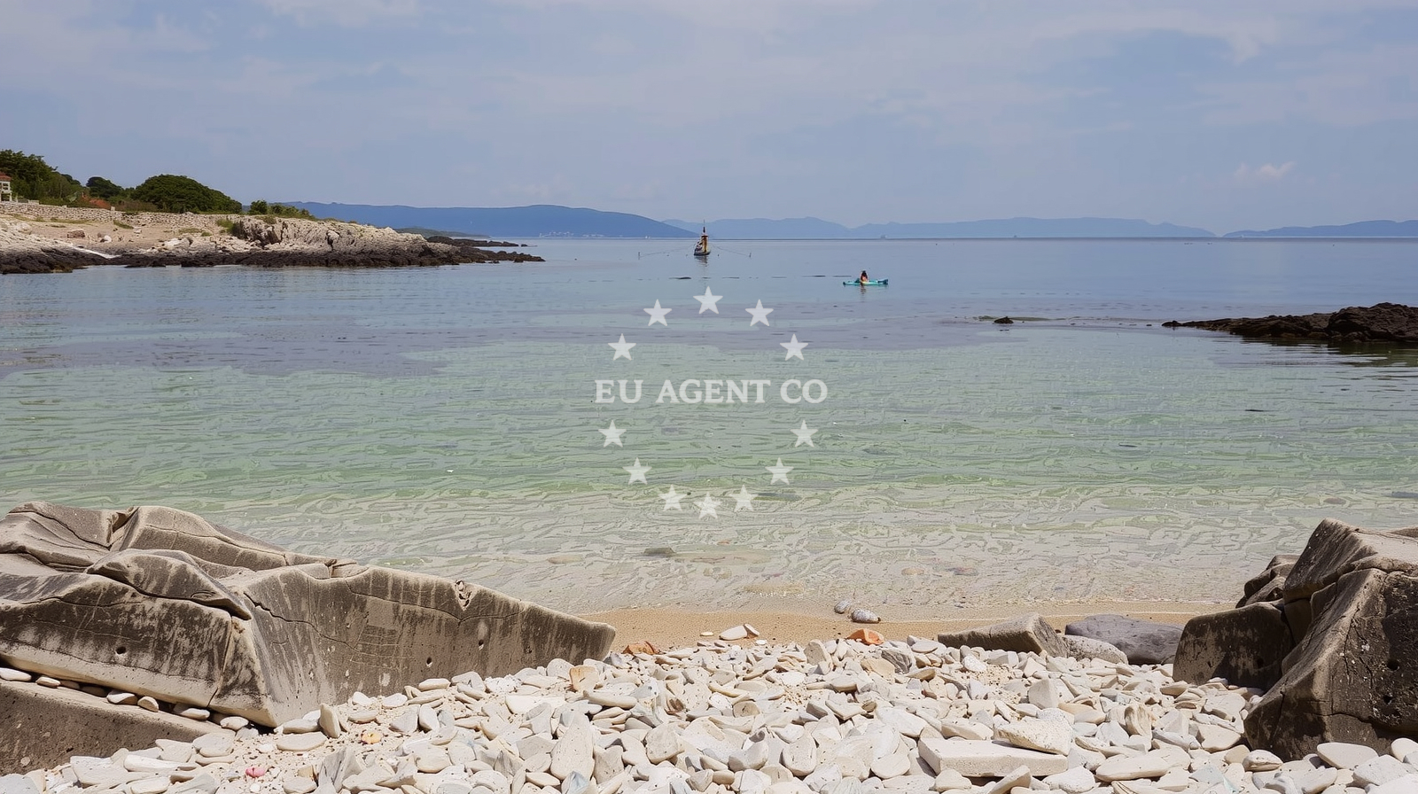 Beach facilities and surroundings at Vela Draga beach in palera 11, Ližnjan