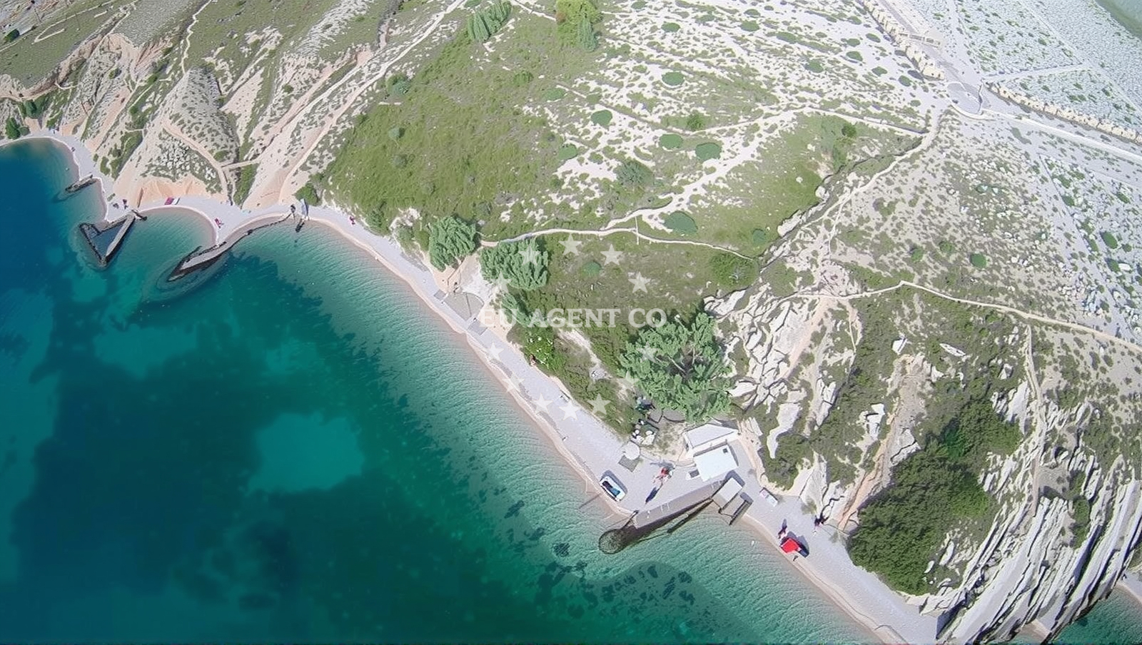 Beach facilities and surroundings at Veli-Bok beach in Dubrovačka ul. 22, Pag