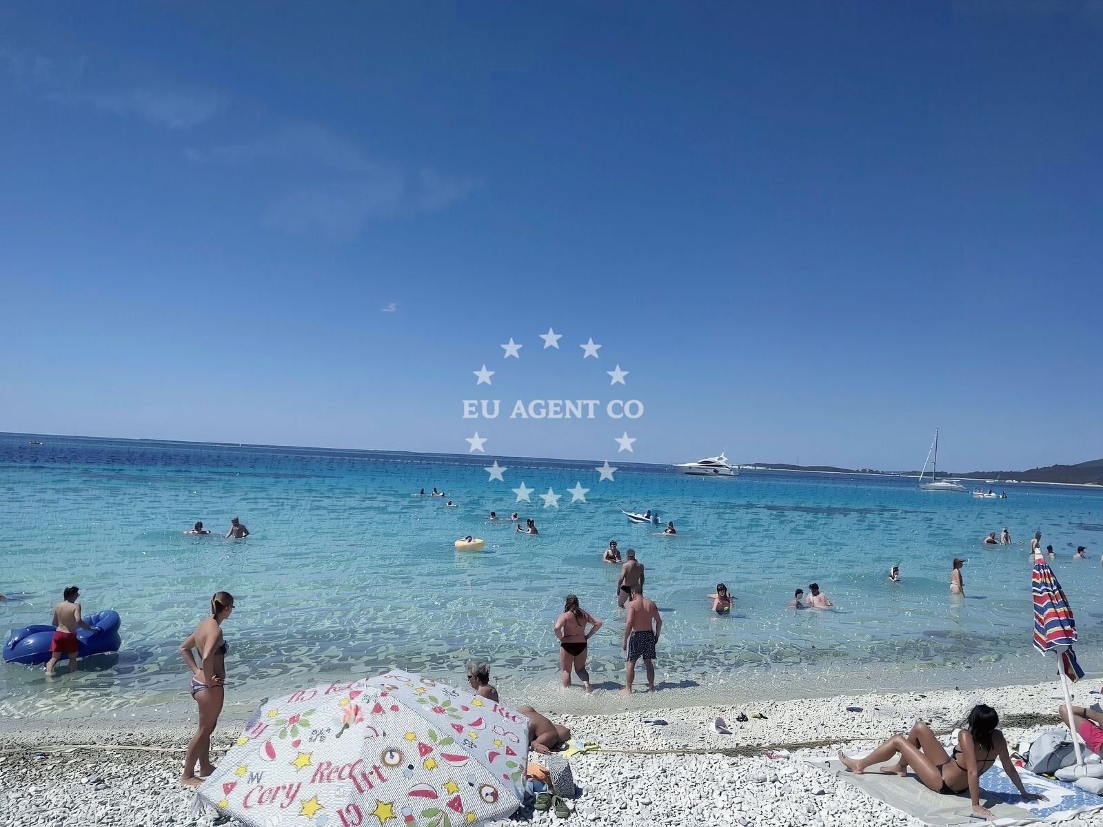 Shoreline and swimming area at Veli Zal beach in Dragove 7, Dragove
