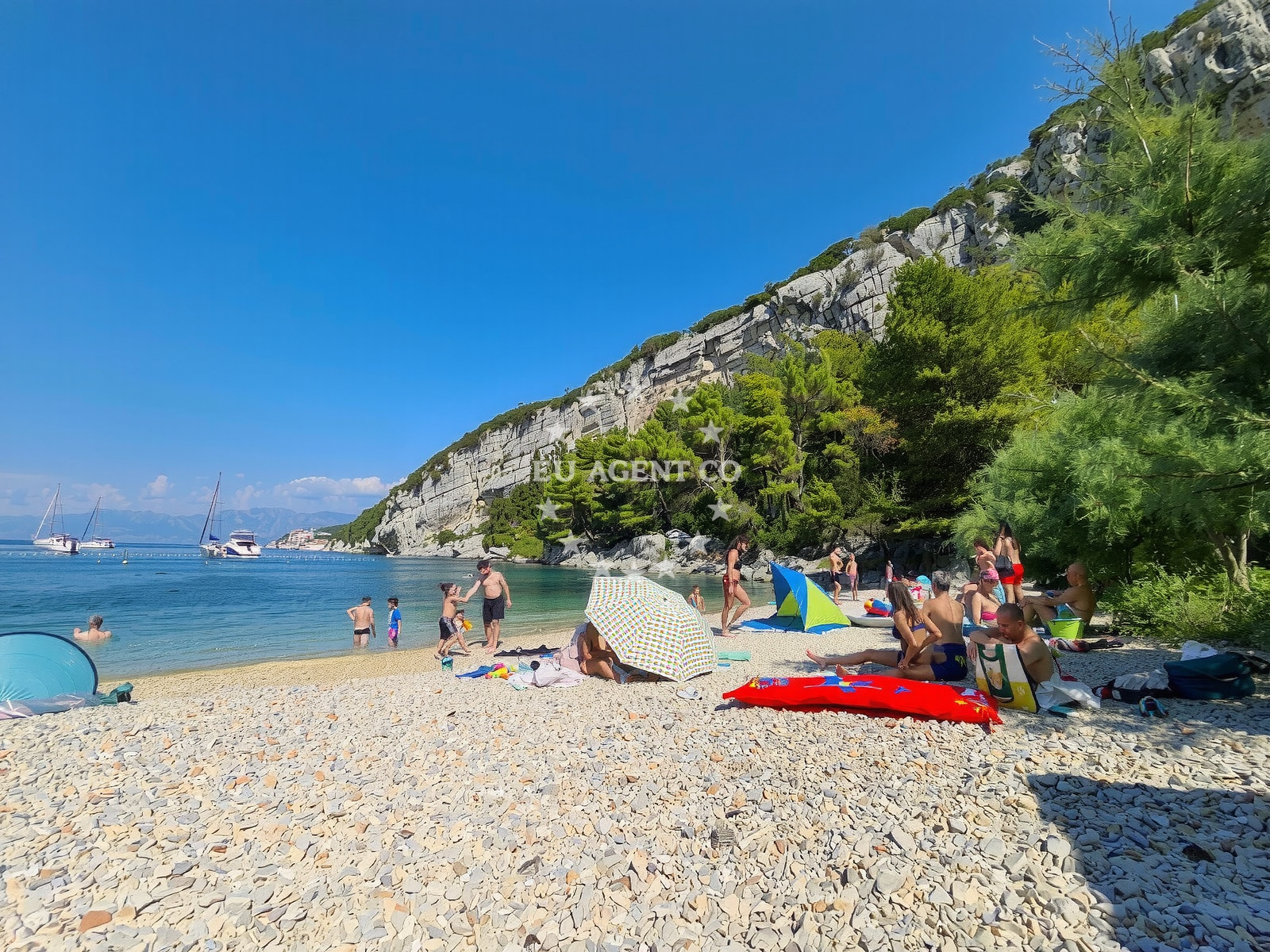 Sea and coastal view of Veliki Pokrivenik beach in Zastražišće bočić 173(Pokrivenik), Zastražišće