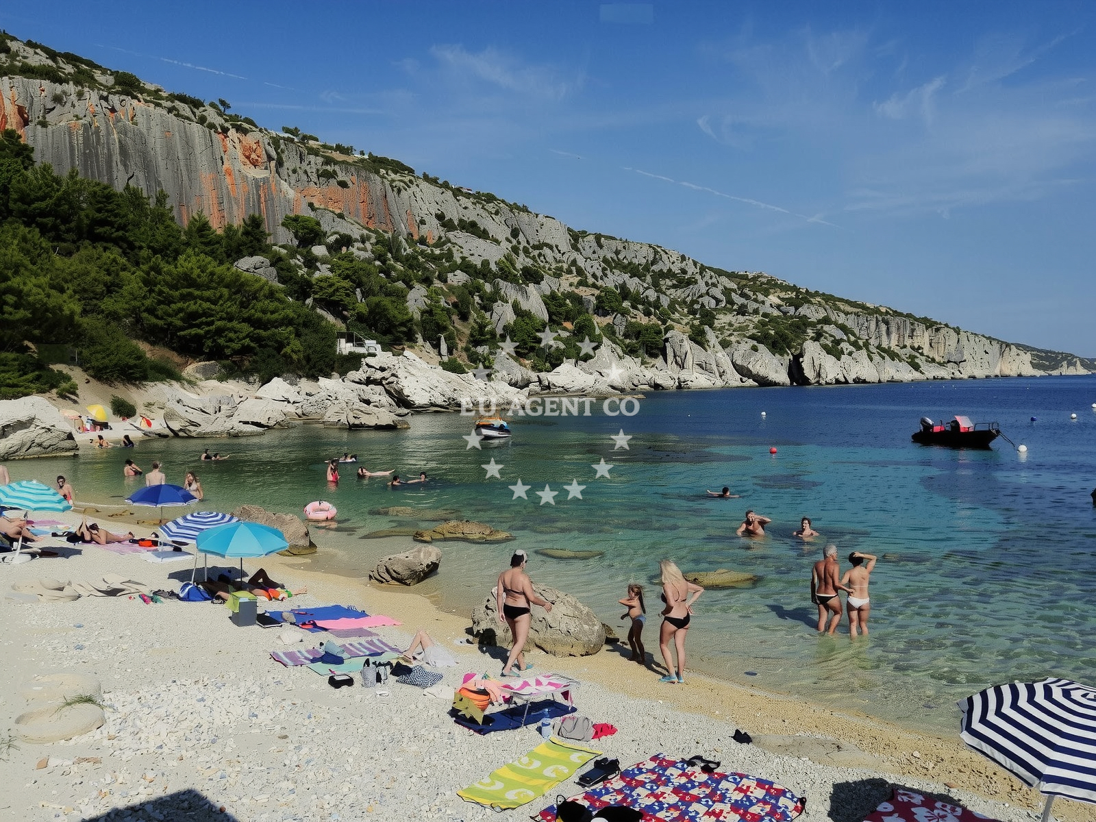 Overview of Velo Zarace beach in Milna, Malo Grablje