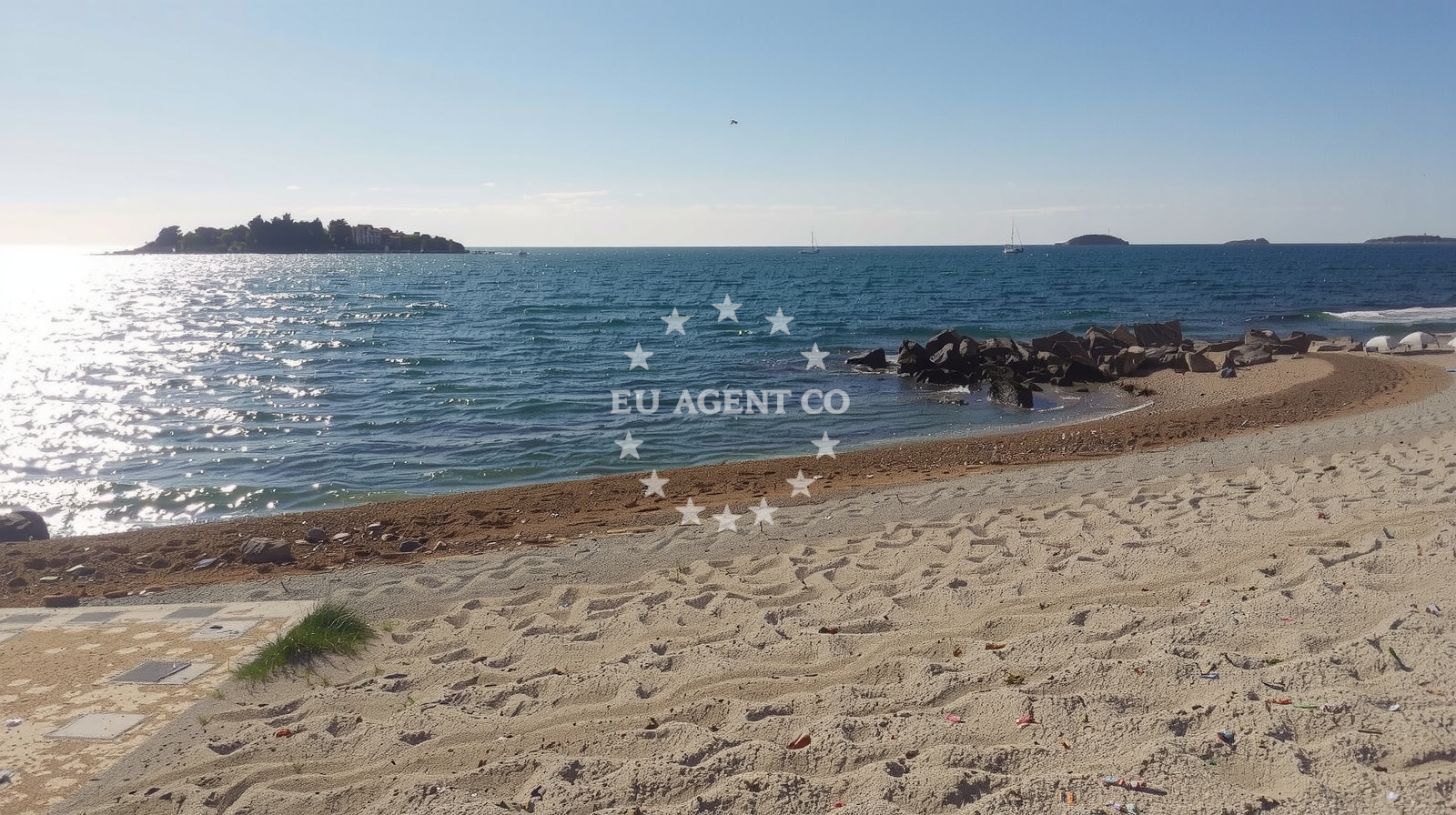 Beach facilities and surroundings at Vestar beach in Vestar 1, Rovinj