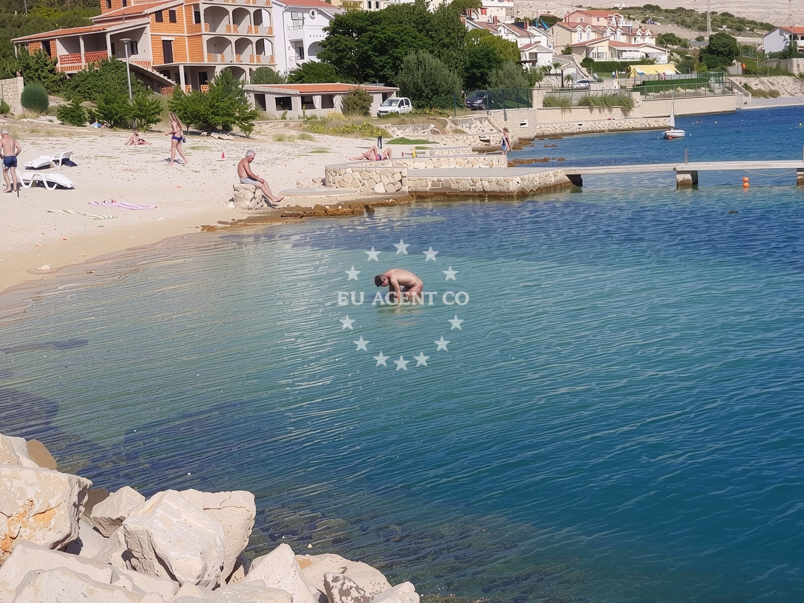 Beach facilities and surroundings at Vidalici beach in Vidalići 47, Kustići